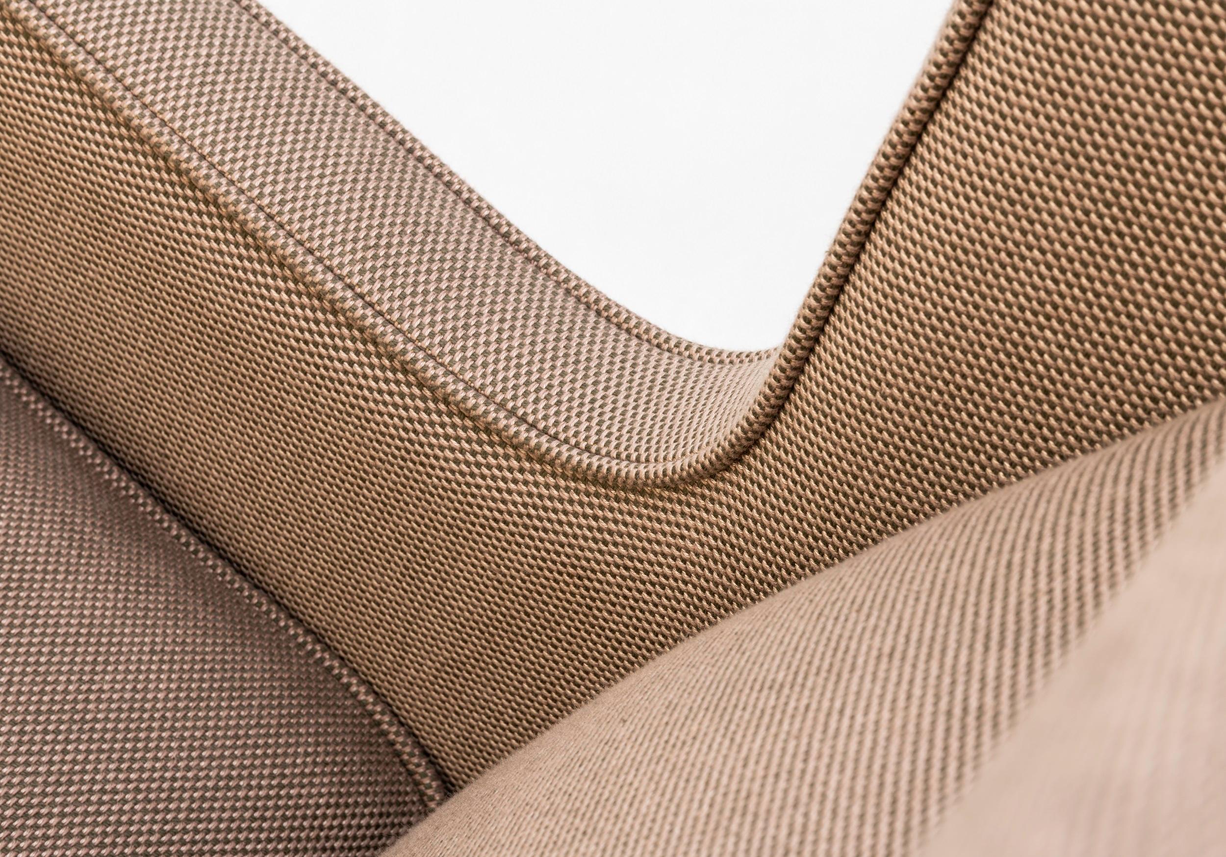 XXIe siècle et contemporain Fauteuil Wing Contemporary Alae en tissu Fox Linton Panama avec pieds en noyer en vente