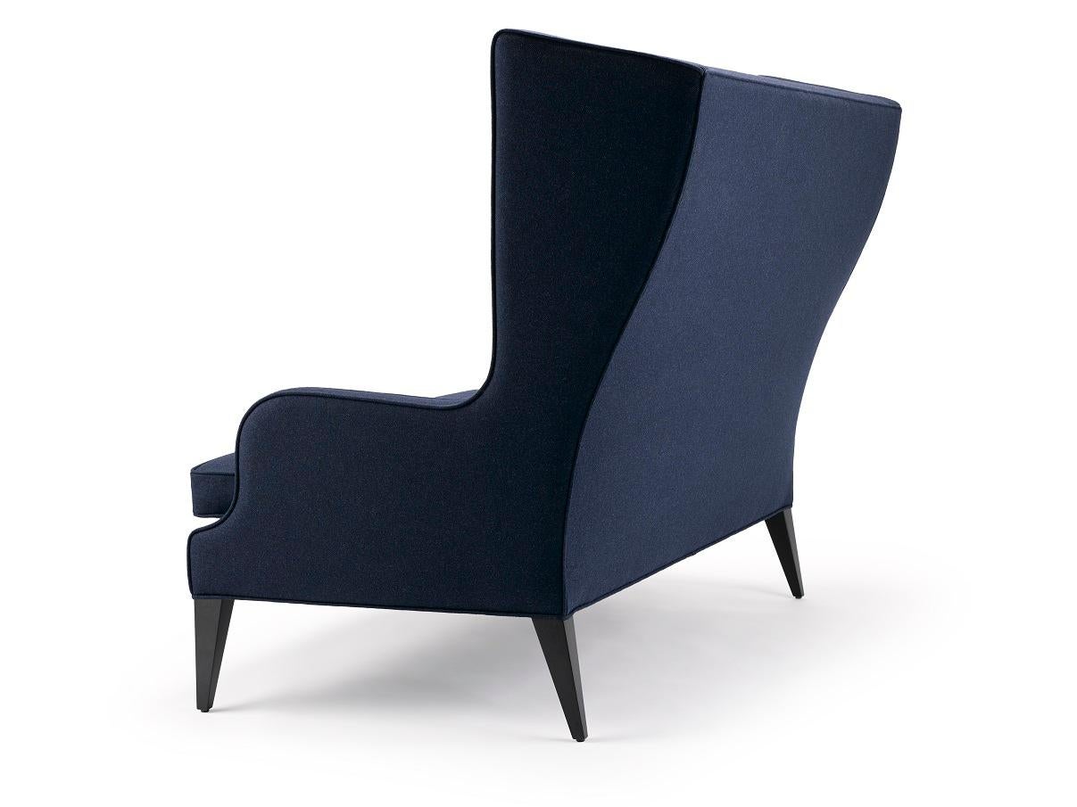 Zeitgenössisches Alae Wing Sofa aus marineblauer Melton-Wolle mit Beinen aus schwarzem Walnussholz (Moderne) im Angebot