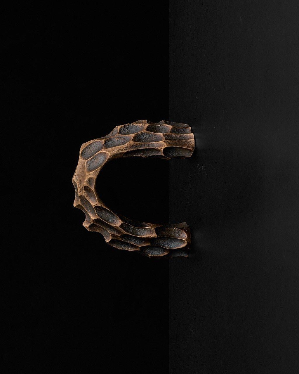 Australiano Contemporary Alberto Solid Bronze Pull by V.Brokkr in vendita