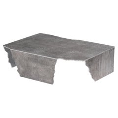 Table basse contemporaine en croûte d'aluminium par Studio Thusthat