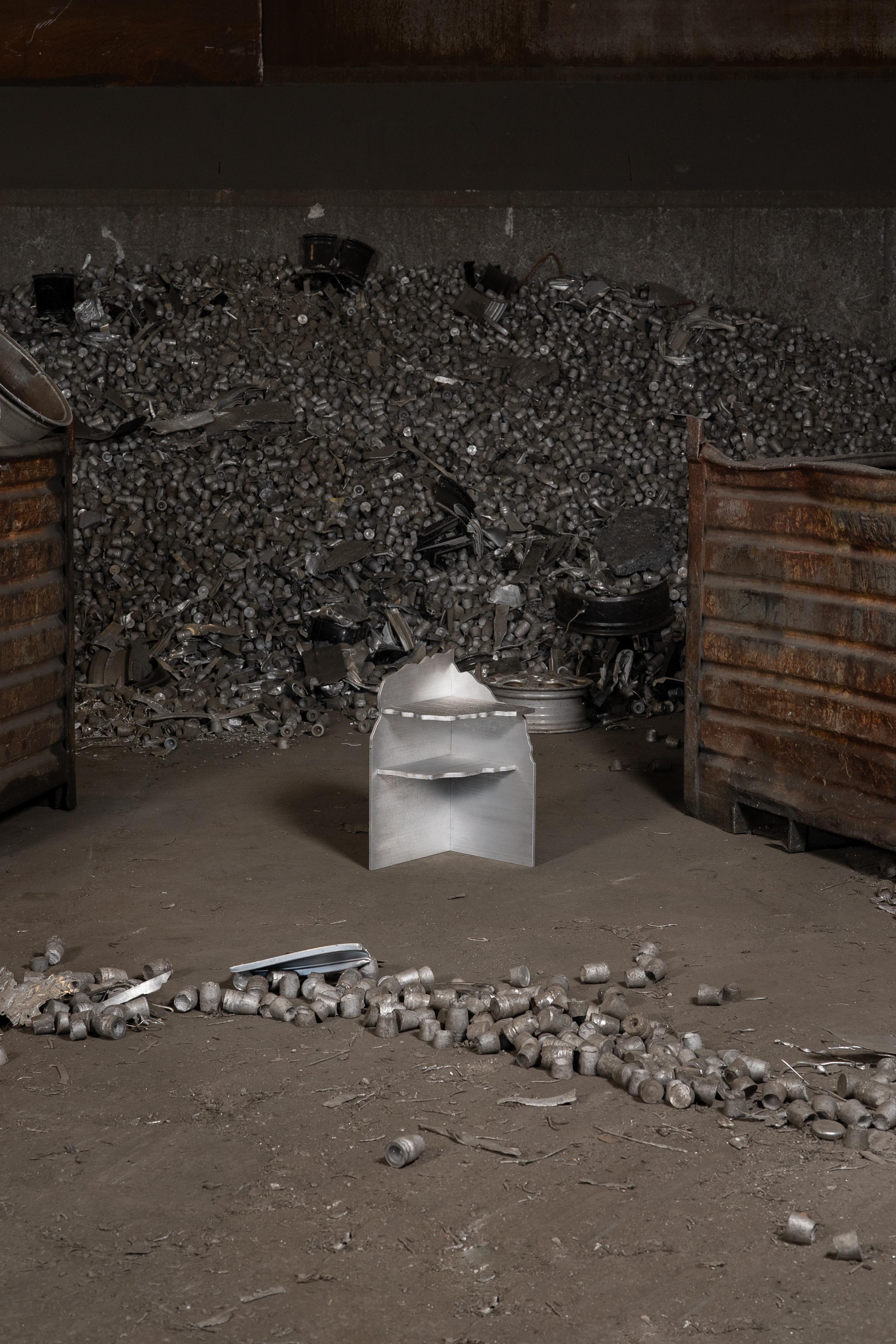 Contemporary aluminiumkruste beistelltisch von Studio Thusthat (Niederländisch) im Angebot