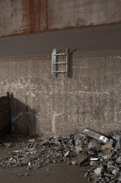 Contemporary aluminium Crust wall shelf by Studio Thusthat