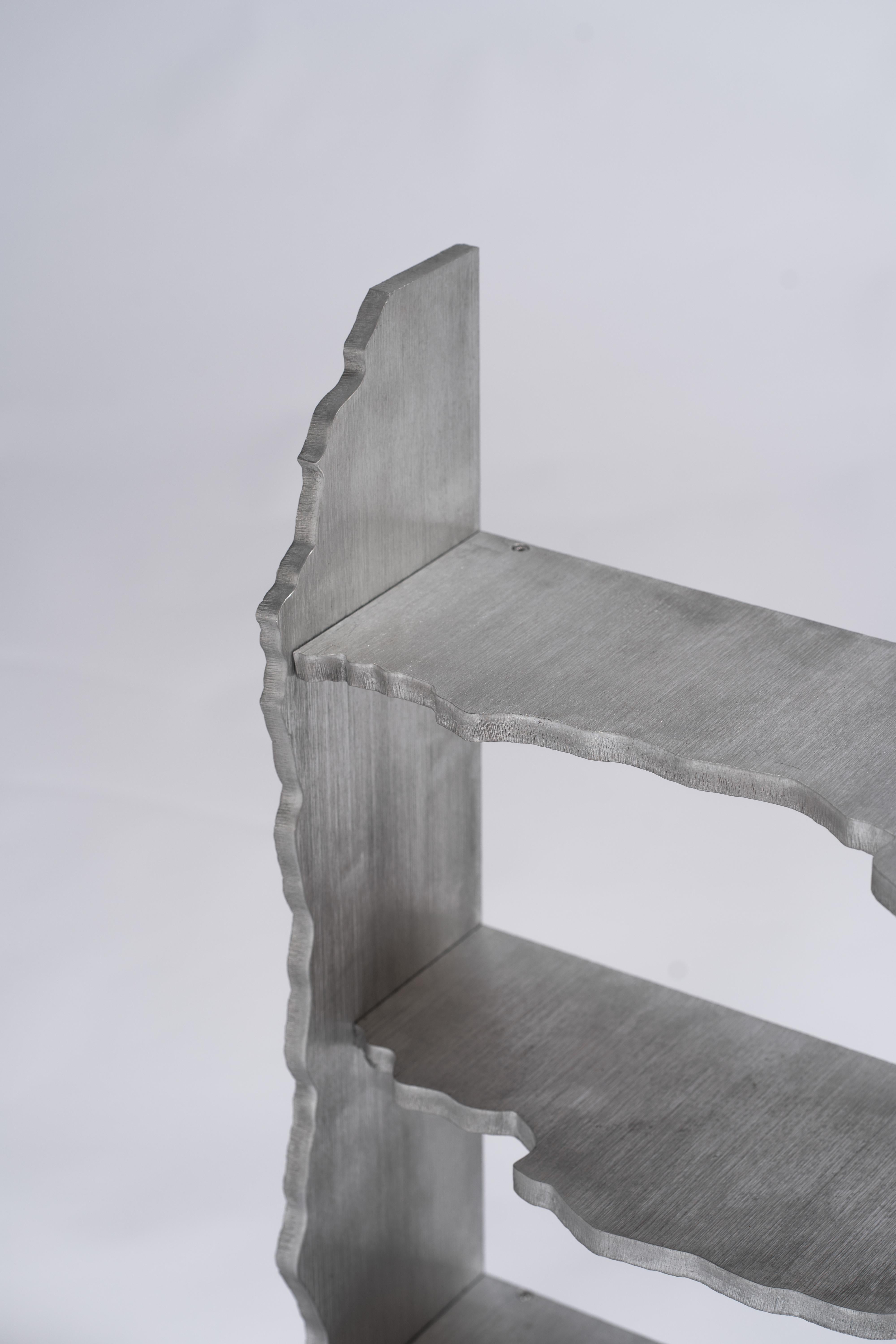 Fait main Etagère murale contemporaine Crust en aluminium par Studio Thusthat en vente
