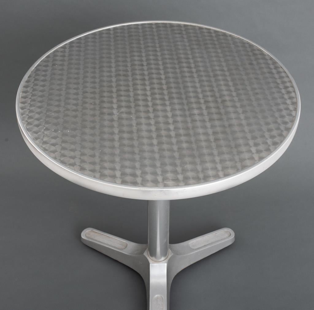 Runder Cafe-Tisch aus Aluminium und Edelstahl auf einem dreibeinigen Fuß. 27,5