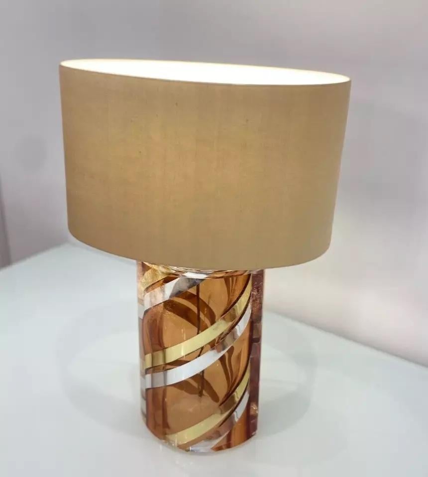 Contemporary Amber Glass Dekorative Tischlampe mit Schirm (Moderne der Mitte des Jahrhunderts) im Angebot