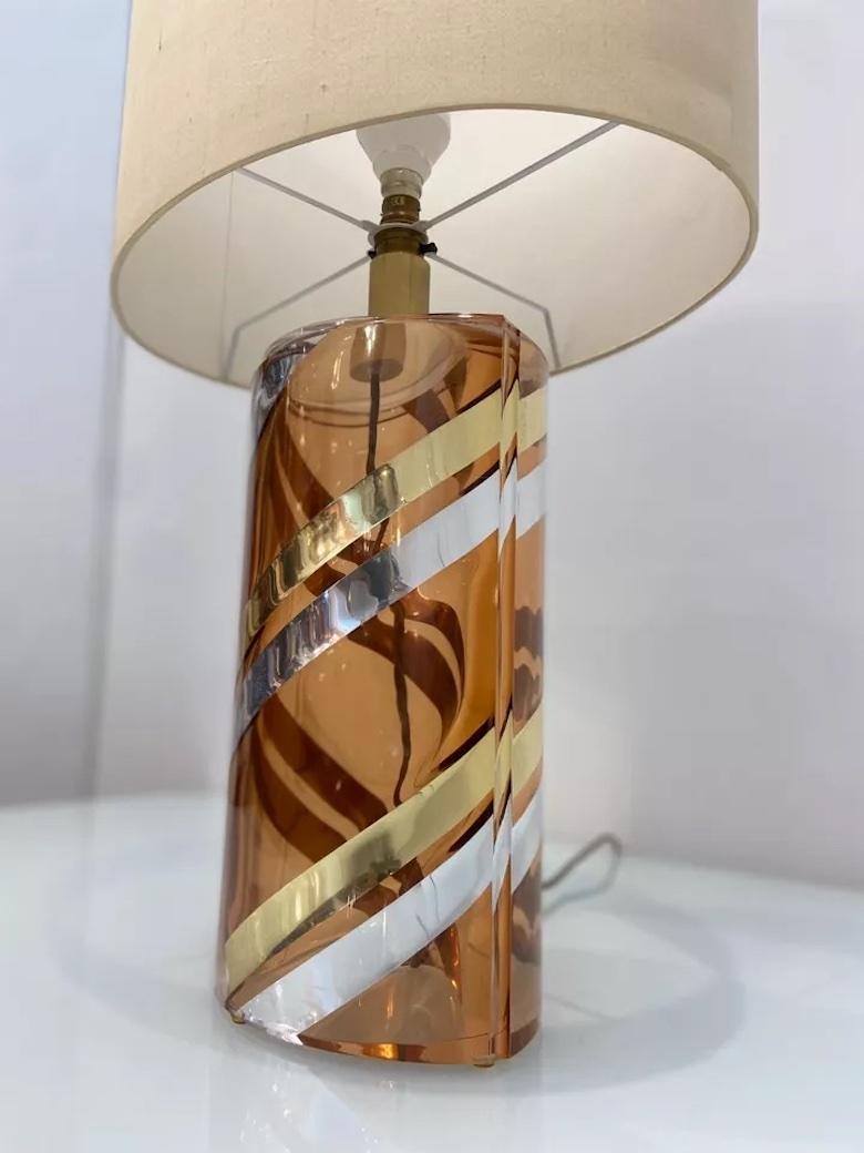 Contemporary Amber Glass Dekorative Tischlampe mit Schirm (Italienisch) im Angebot