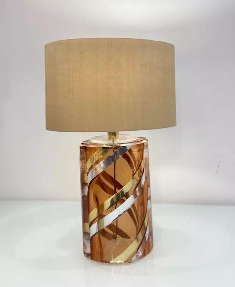 Contemporary Amber Glass Dekorative Tischlampe mit Schirm (20. Jahrhundert) im Angebot