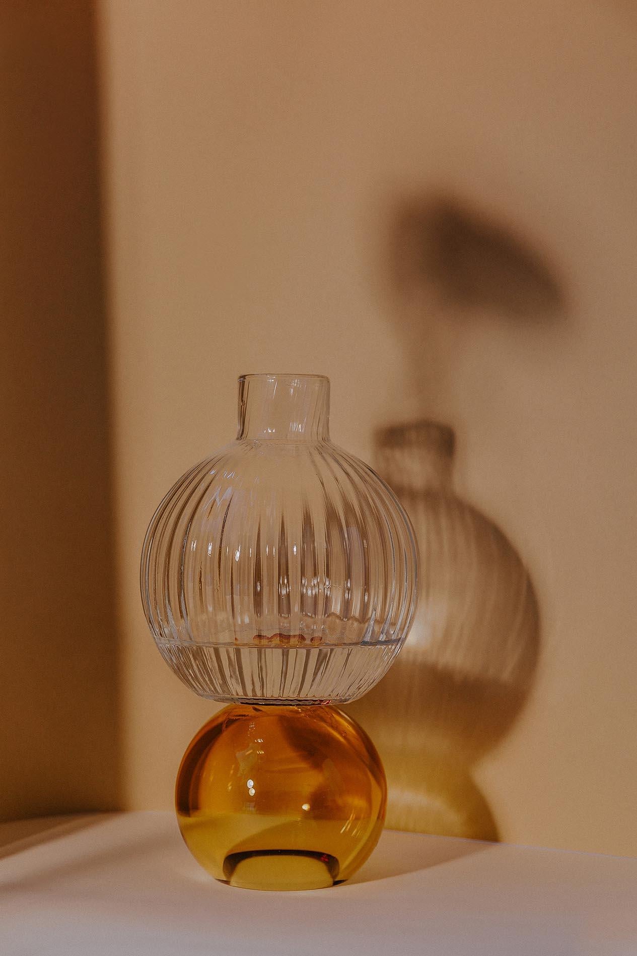 Zeitgenössische mundgeblasene Bernsteinglas-Serviervase von Natalia Criado, rund (21. Jahrhundert und zeitgenössisch)