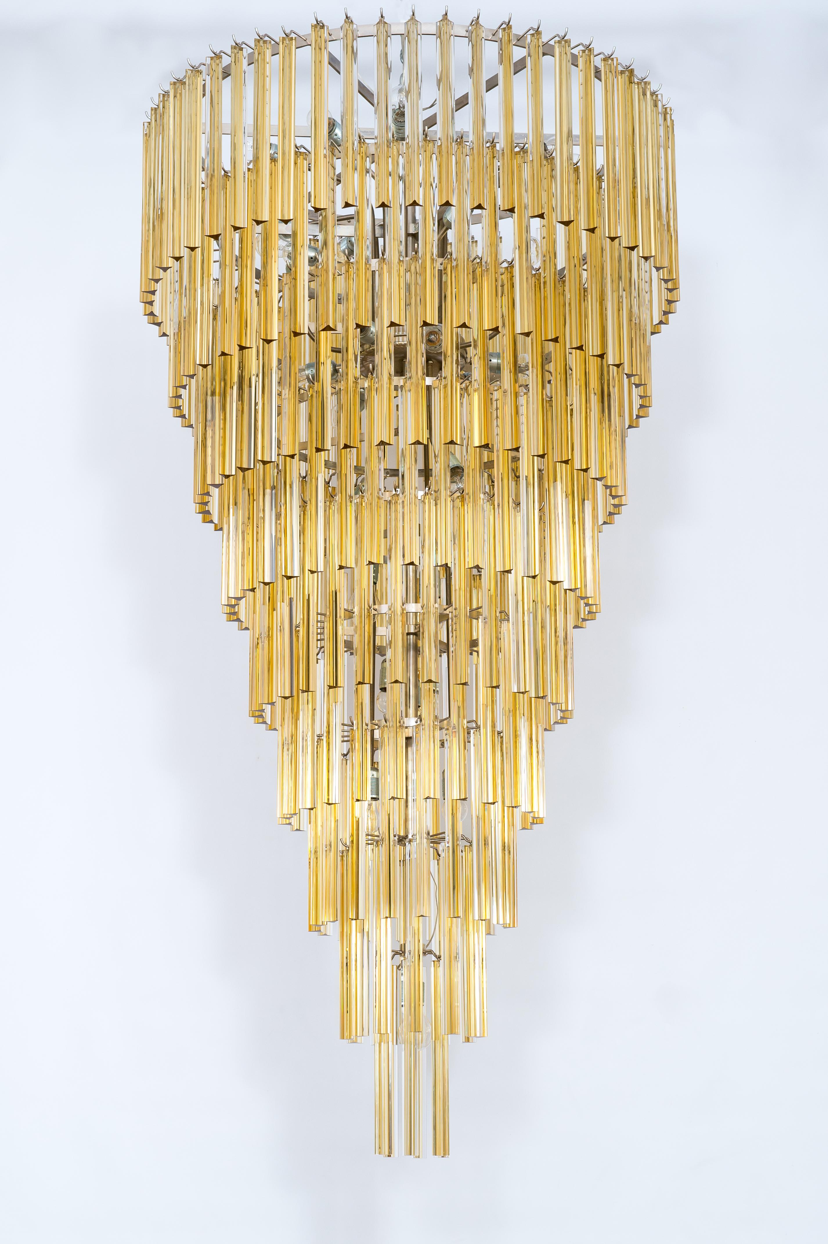 Zeitgenössischer Kegel-Kronleuchter aus Bernstein-Muranoglas, hergestellt in Italien im Angebot 11
