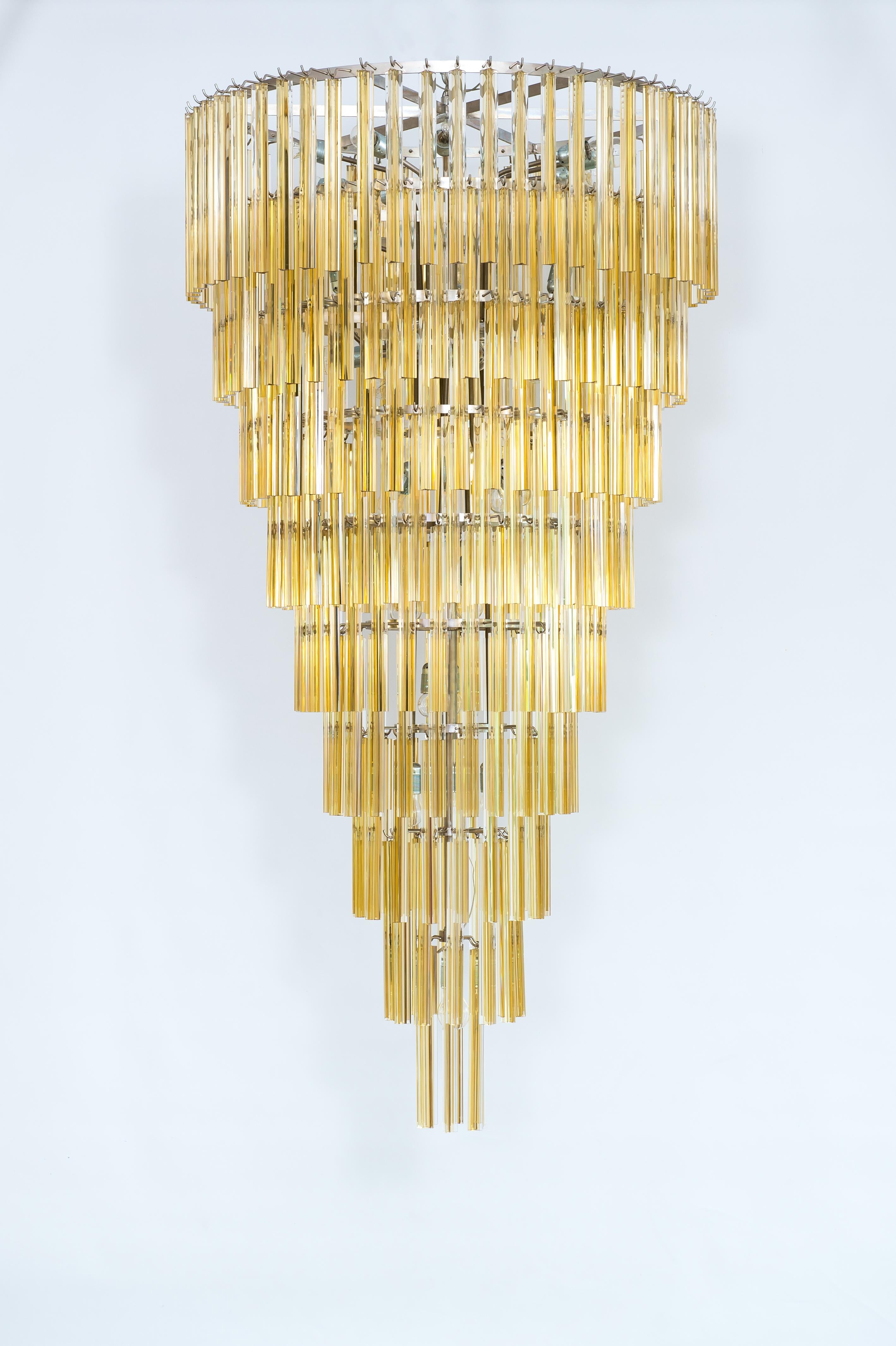 Zeitgenössischer Kegel-Kronleuchter aus Bernstein-Muranoglas, hergestellt in Italien
Dieser erstaunliche Kronleuchter ist ein Meisterwerk der venezianischen Kunst. Er besteht aus einer Vielzahl kleiner dreiflächiger, bernsteinfarbener
