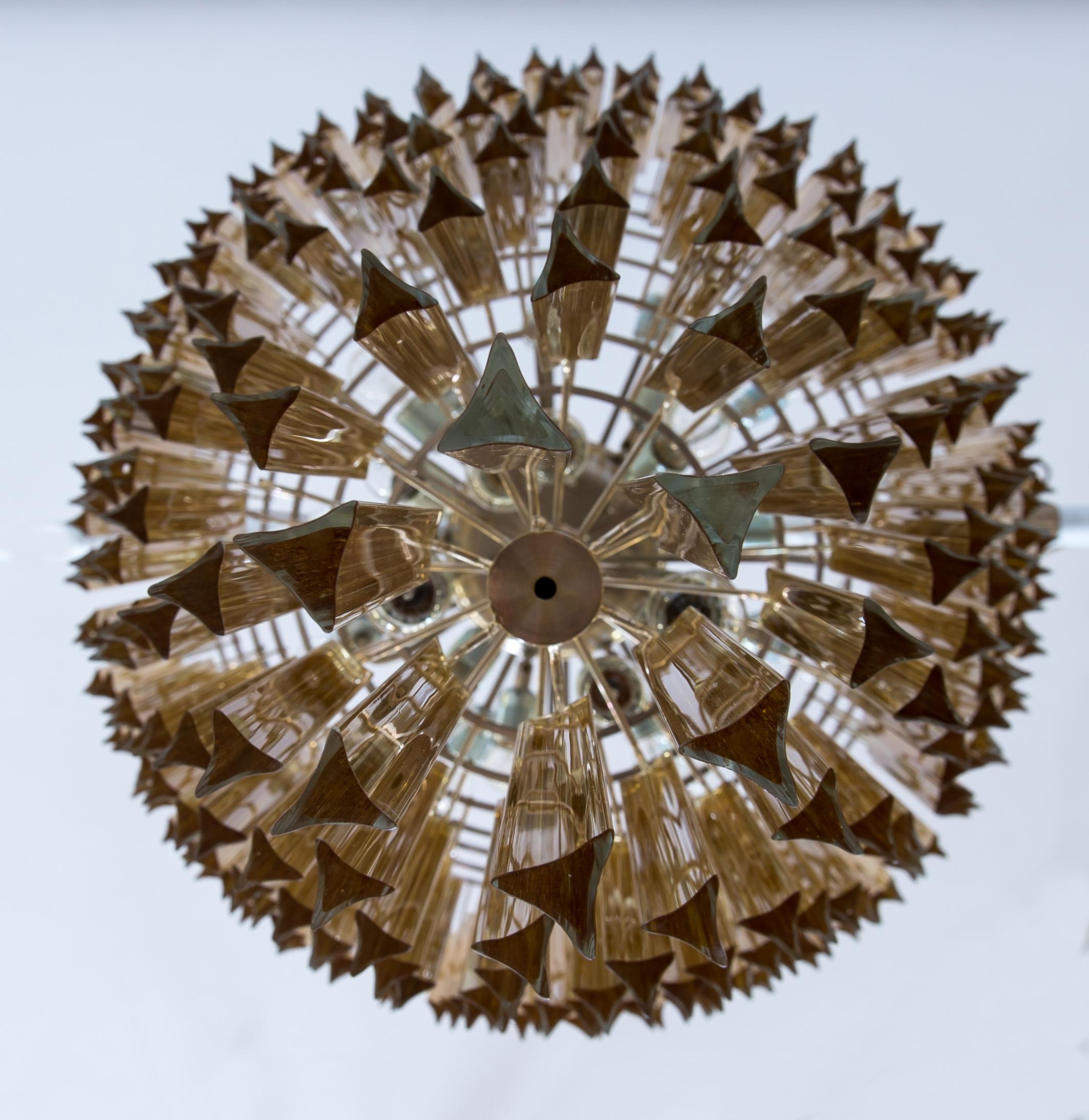 Lustre à cônes contemporain en verre de Murano ambré, fabriqué en Italie en vente 1