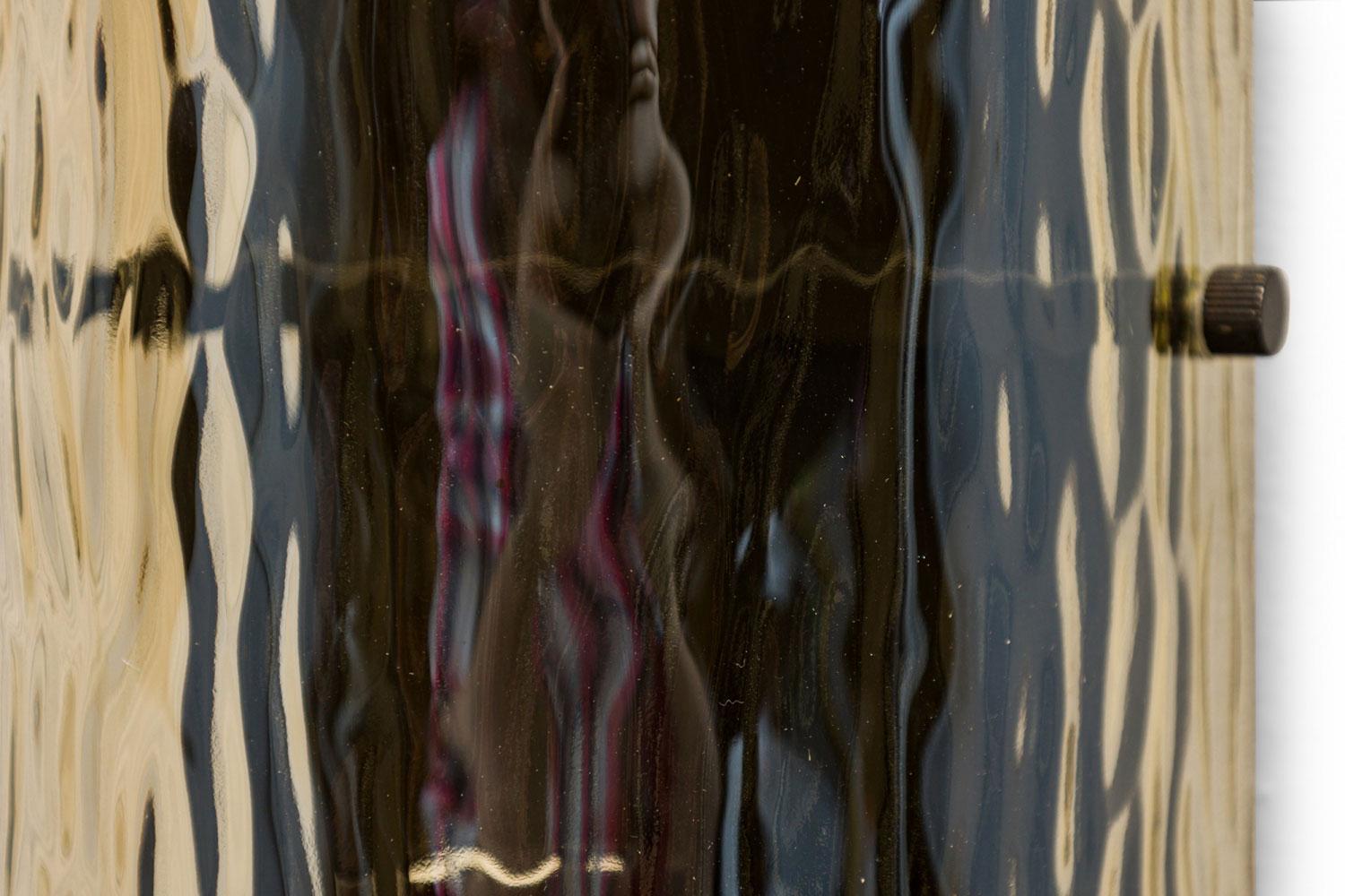 Zeitgenössische Wandleuchte mit einem schmalen, abgerundeten, rechteckigen Profil und bernsteinfarbenem, strukturiertem Glas.