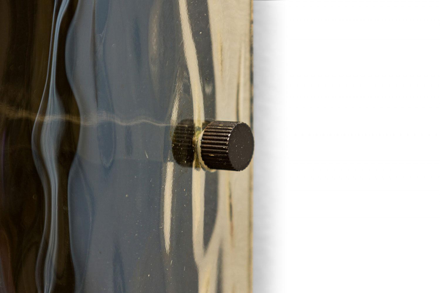 Zeitgenössischer Wandleuchter mit schmalem, rechteckigem Bernsteinglas (Moderne) im Angebot