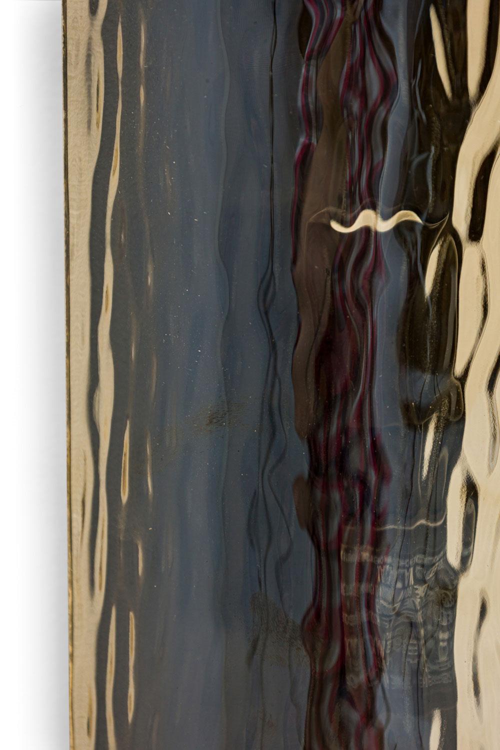 Zeitgenössischer Wandleuchter mit schmalem, rechteckigem Bernsteinglas (amerikanisch) im Angebot