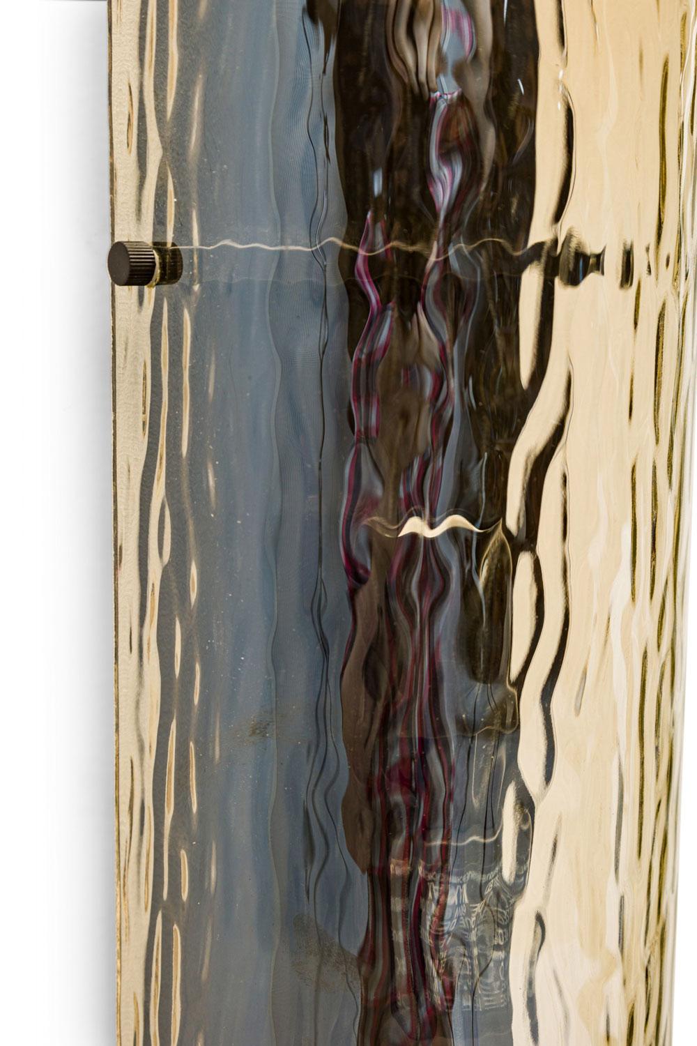 Zeitgenössischer Wandleuchter mit schmalem, rechteckigem Bernsteinglas im Zustand „Gut“ im Angebot in Queens, NY