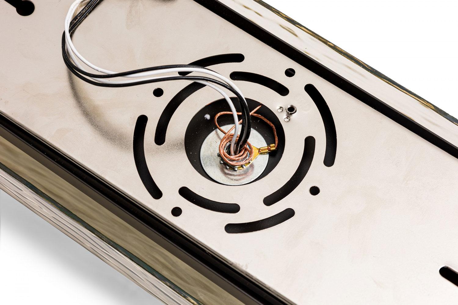 Zeitgenössischer Wandleuchter mit schmalem, rechteckigem Bernsteinglas (Glas) im Angebot