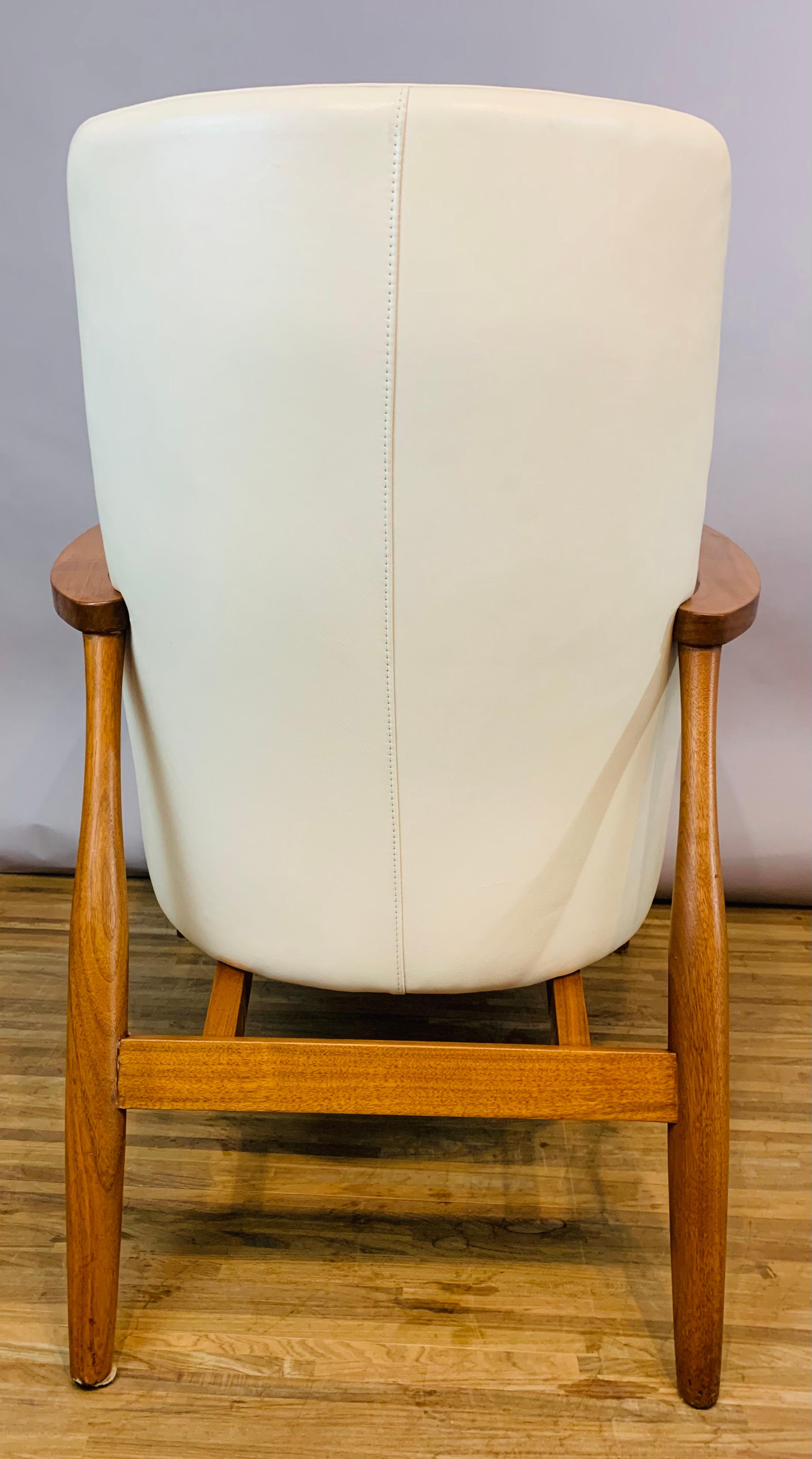 Contemporary American Aaron Ash & White American Leather Deep-Seated Armchair 3