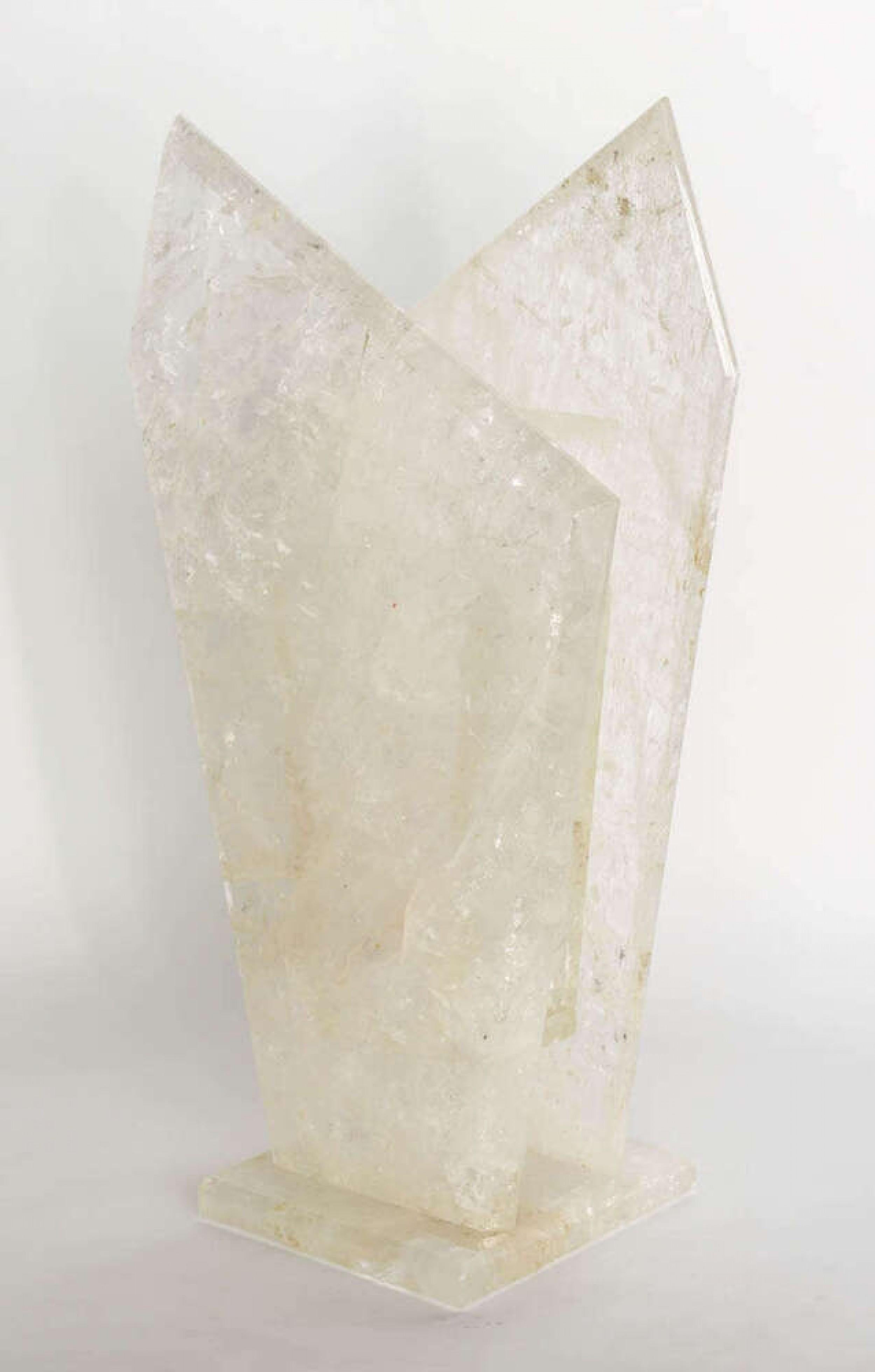 Vase contemporain en cristal de roche blanc de grande taille.
