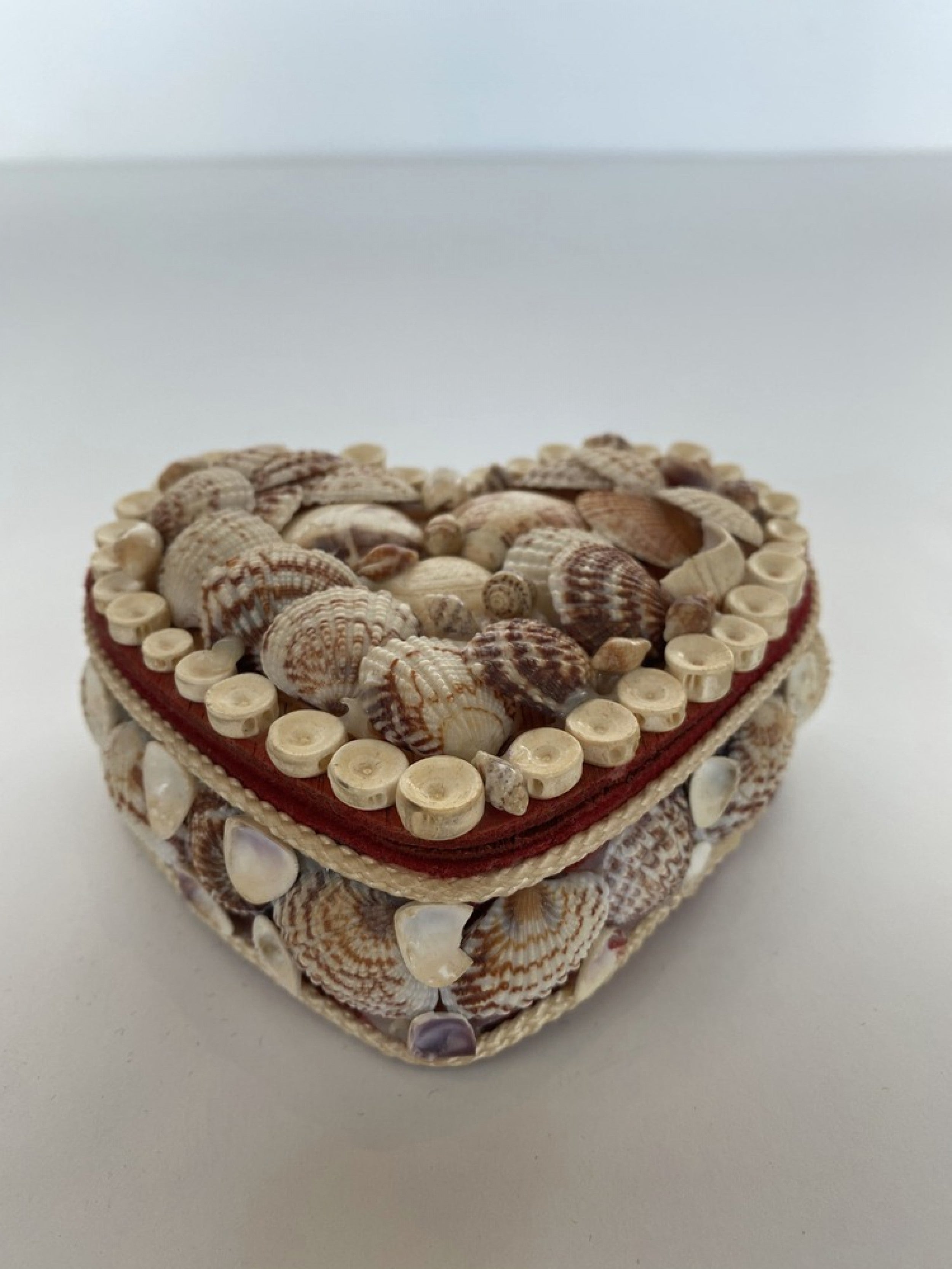 Boîte à bijoux moderne américaine contemporaine en forme de cœur en forme de coquillage