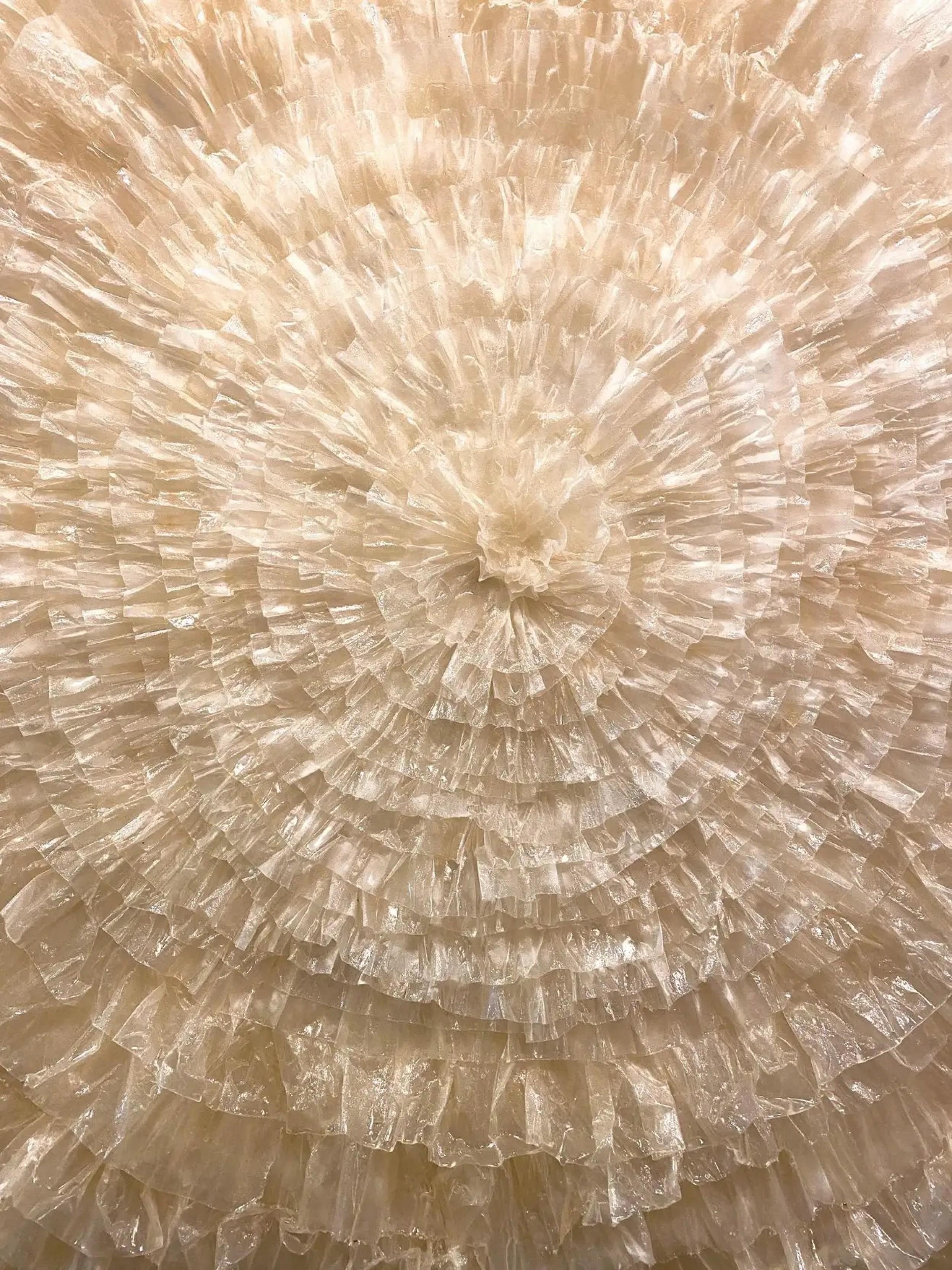 Dieses abstrakte Stück besteht aus Reispapier über Perlmutt.
