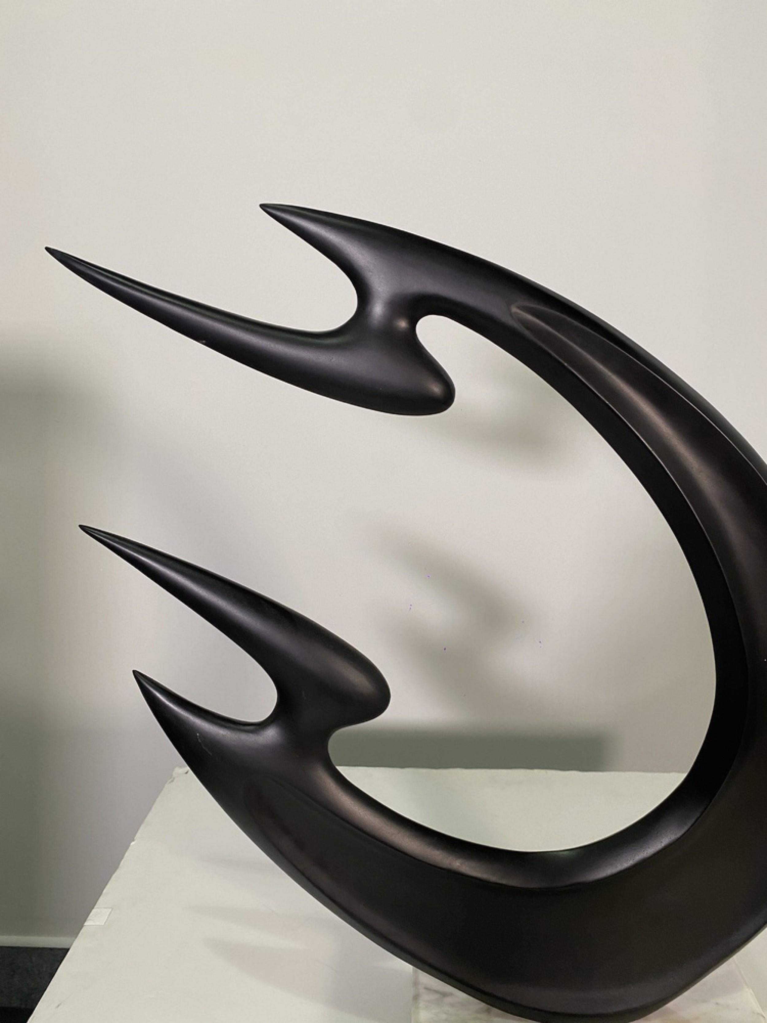 Zeitgenössische amerikanische abstrakte Skulptur aus patinierter Bronze auf Marmorsockel im Angebot 1