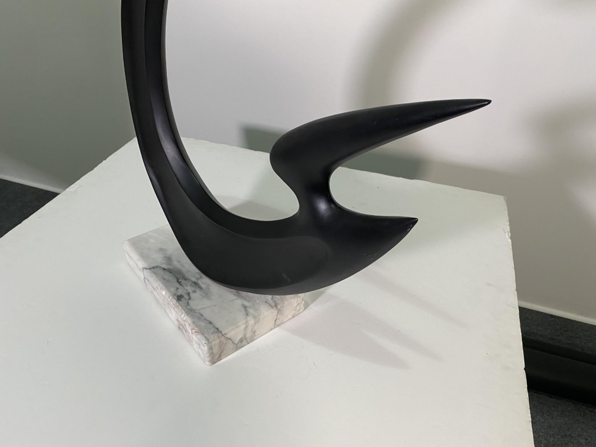 Zeitgenössische amerikanische abstrakte Skulptur aus patinierter Bronze auf Marmorsockel im Angebot 3