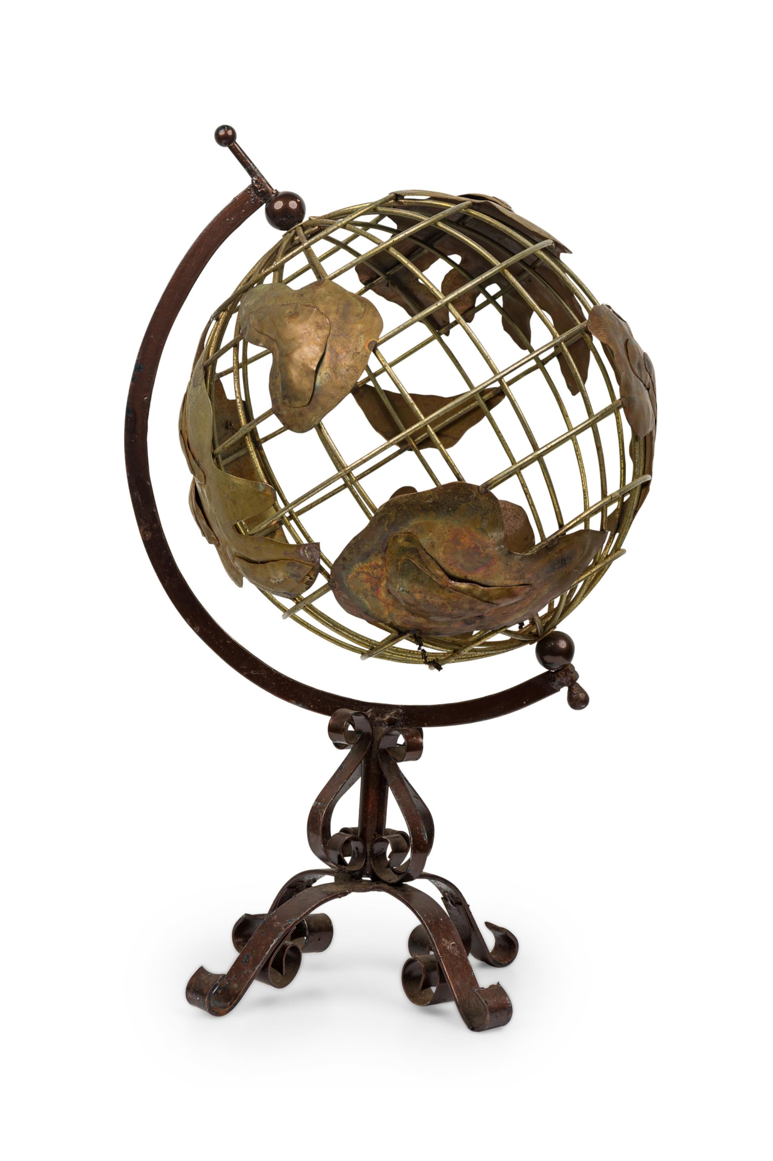 Américain Globe terrestre rotatif contemporain en métal sur Stand en vente