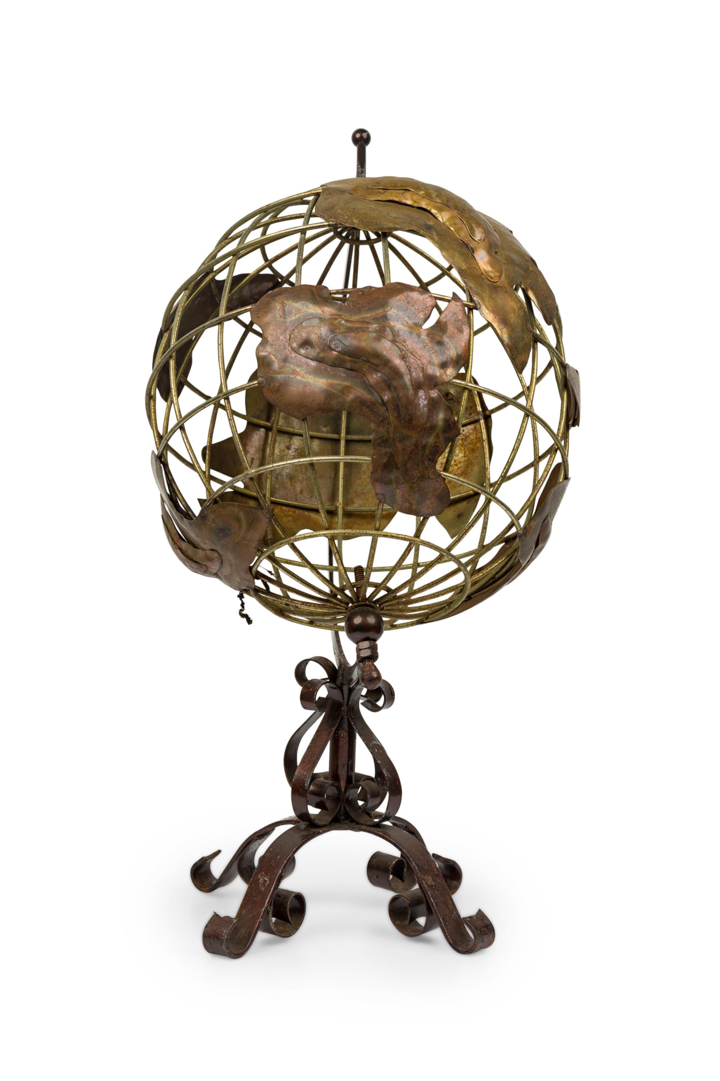 Globe terrestre rotatif contemporain en métal sur Stand Bon état - En vente à New York, NY