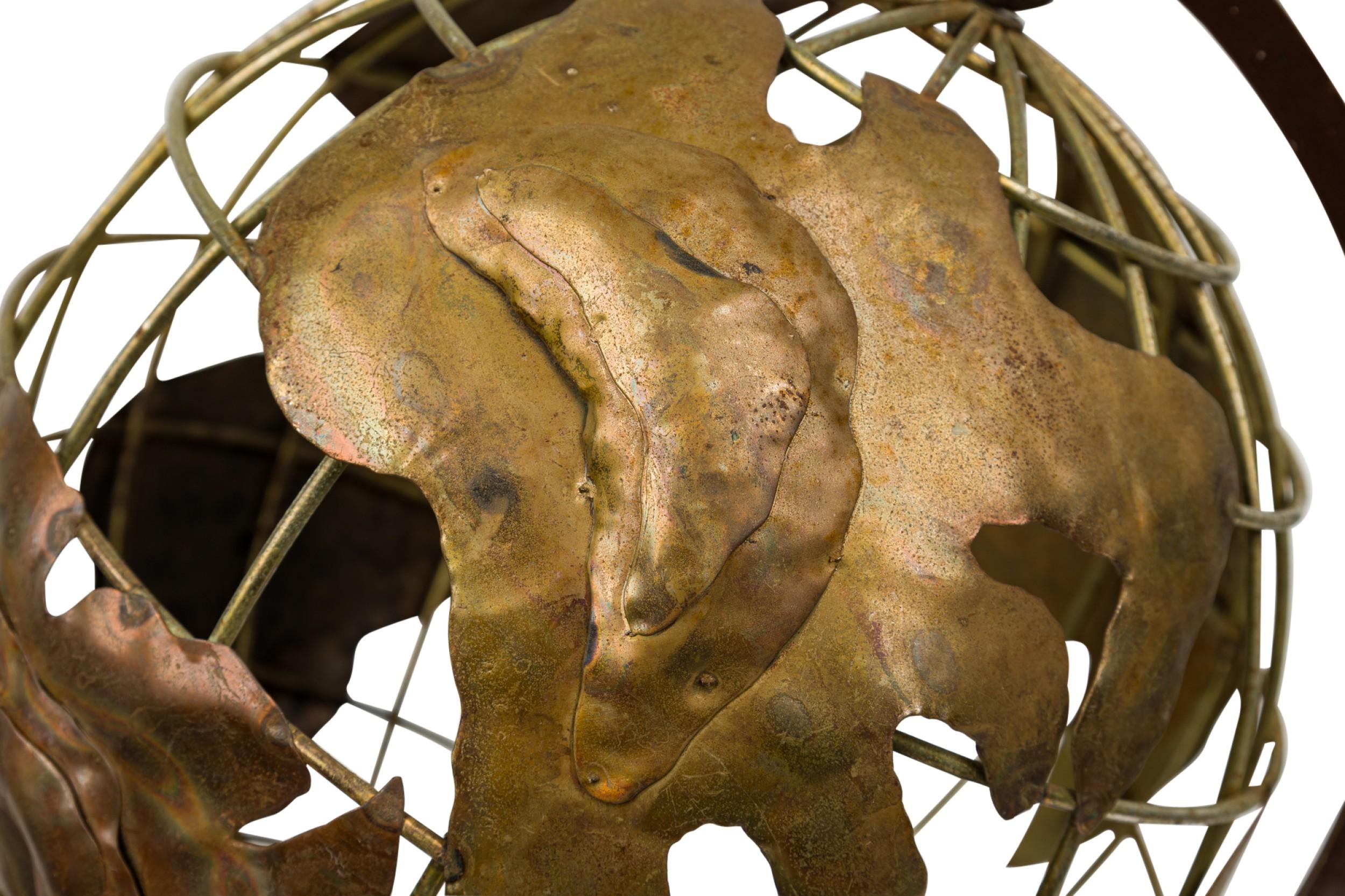 20ième siècle Globe terrestre rotatif contemporain en métal sur Stand en vente
