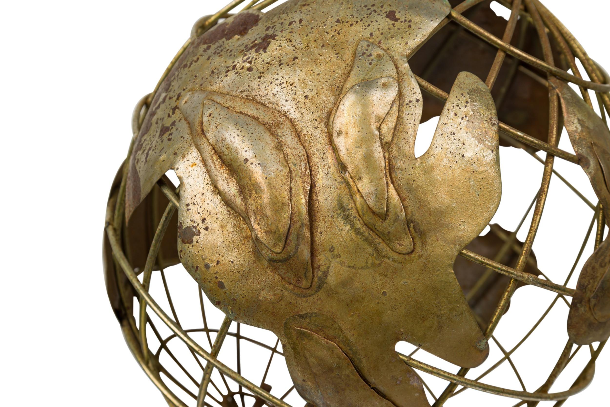 Métal Globe terrestre rotatif contemporain en métal sur Stand en vente