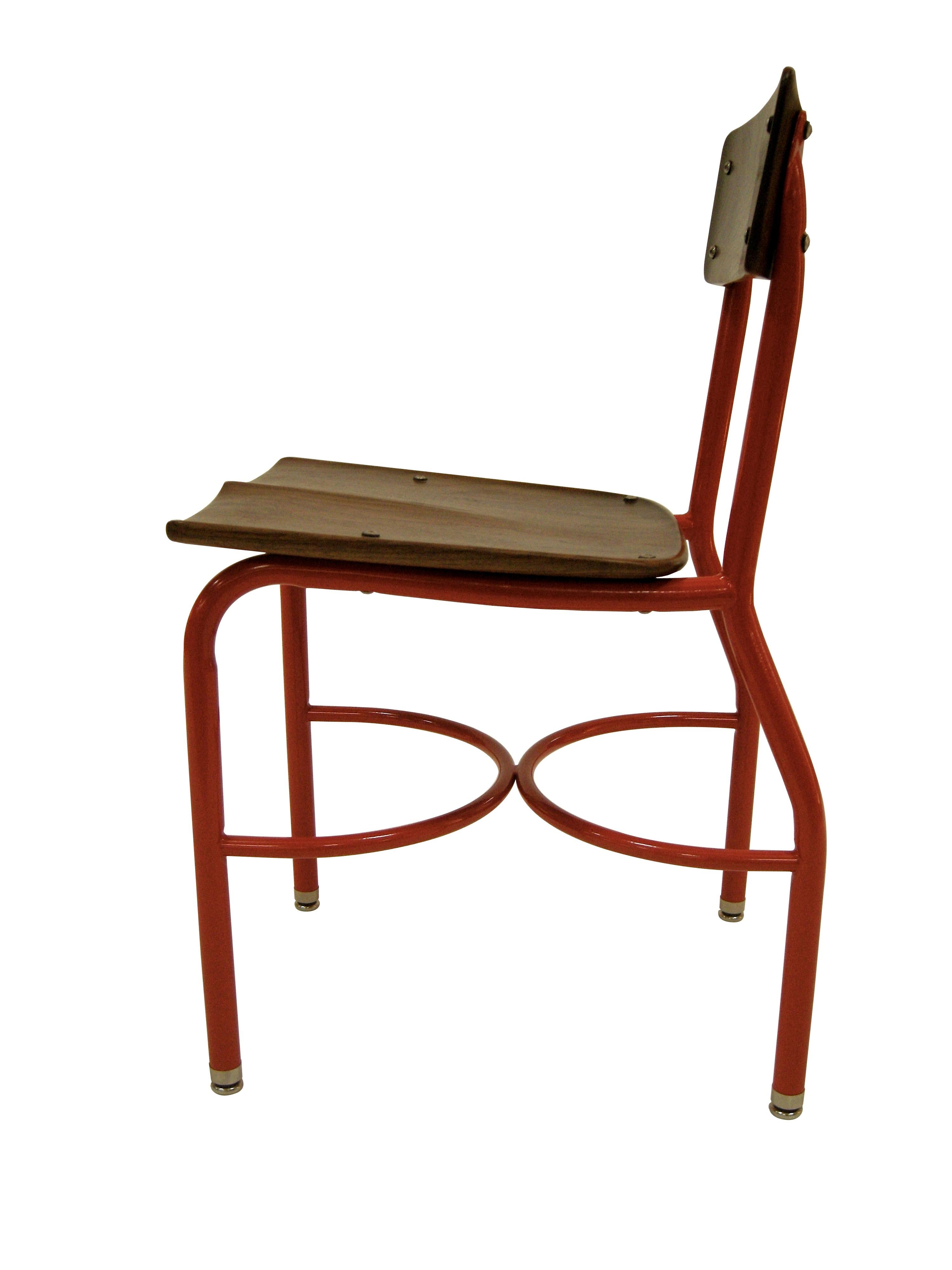 Dieser gefundene alte Schulhausstuhl wurde zu einem modernen Beistellstuhl umgestaltet. Der Rahmen wurde entlackt und anschließend rot pulverbeschichtet, als Anspielung auf die roten Einzimmer-Schulhäuser