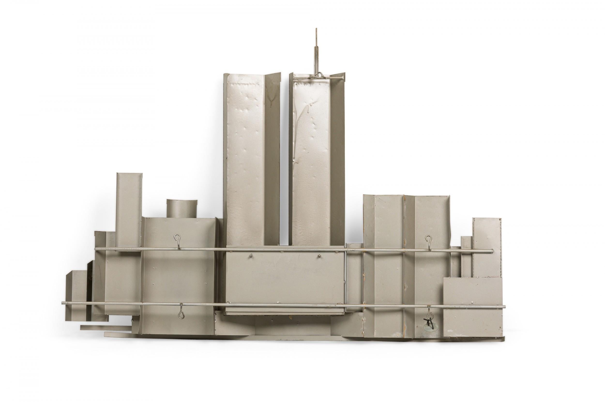 Zeitgenössische amerikanische Stadtlandschaft / Skyline-Skulptur aus einer geformten und geätzten silbernen Metalllegierung mit Netzaußenseite, die zwei zentrale Wolkenkratzer zeigt, die auf beiden Seiten von kürzeren Gebäuden in verschiedenen