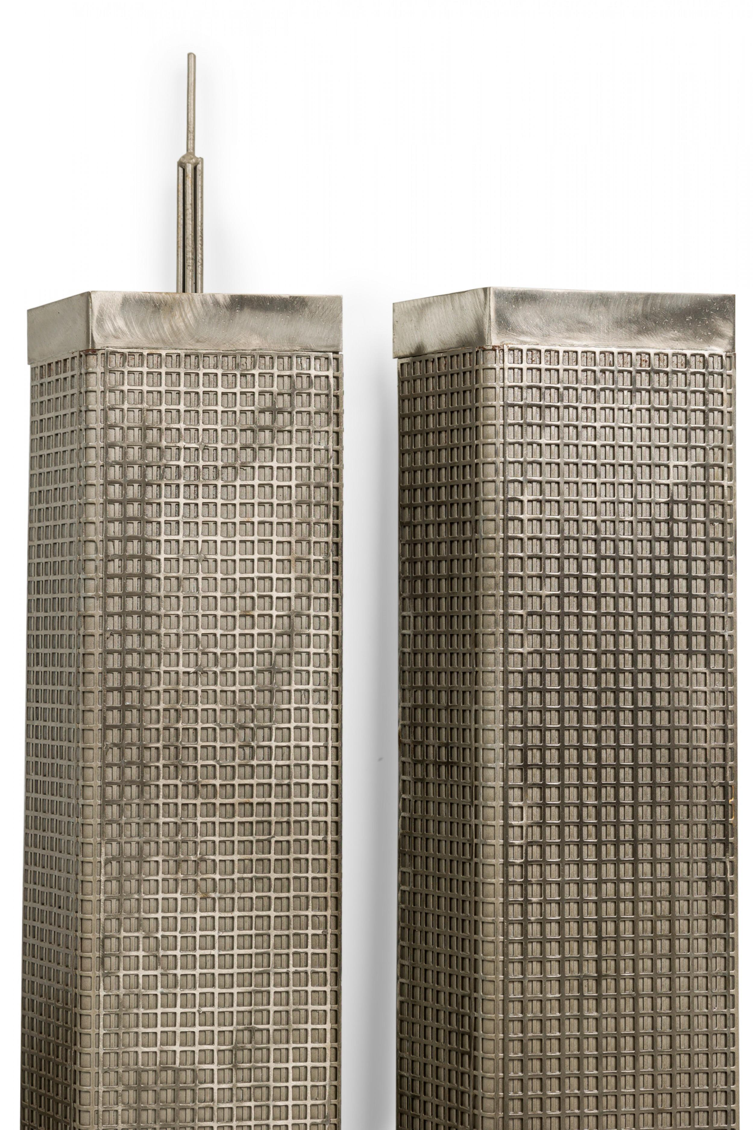 Contemporary American Shaped Silver Metal City Skyline Skulptur (Radiert) im Angebot