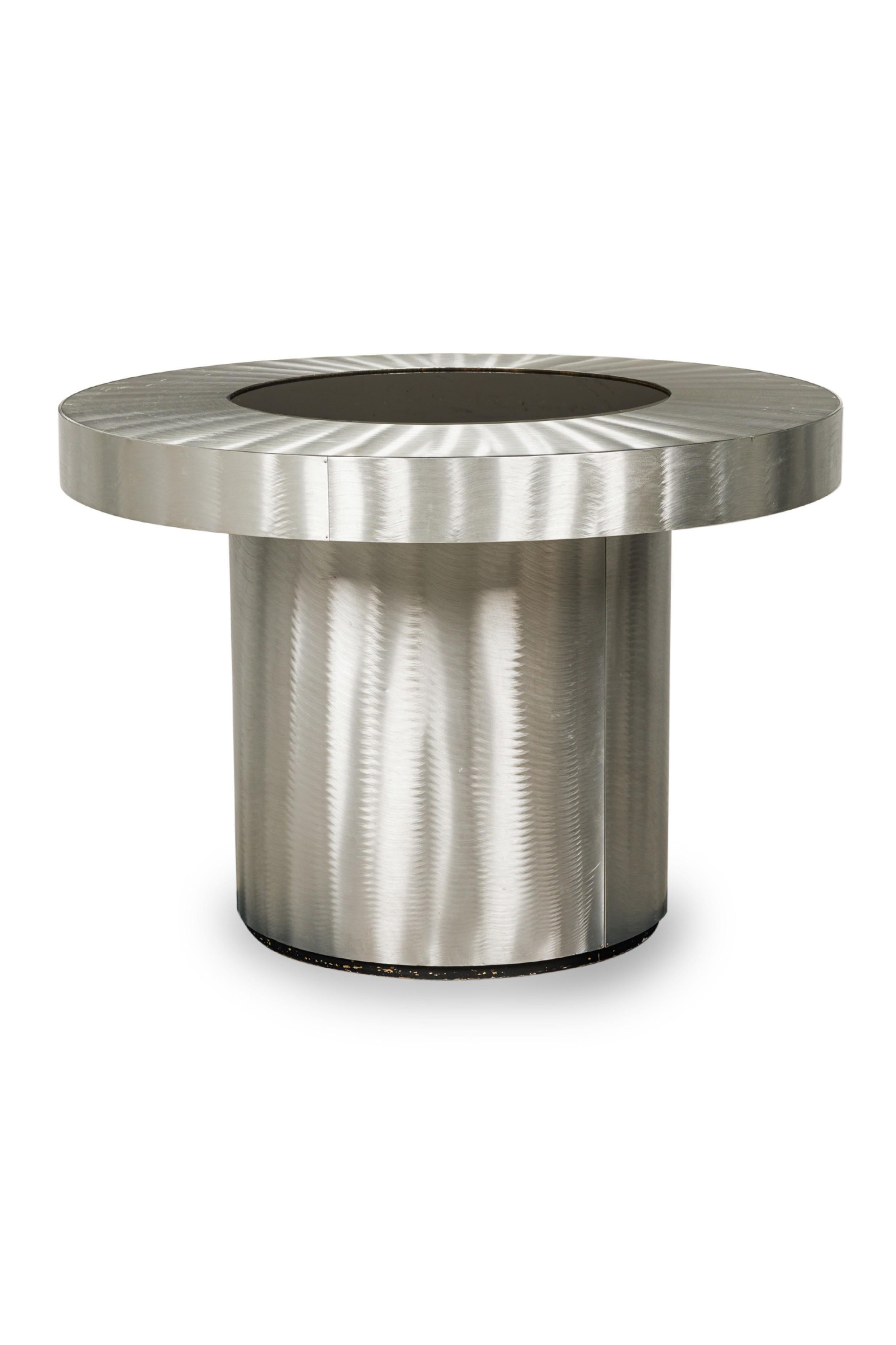 Tavolo da centro circolare infinito americano contemporaneo con base cilindrica in acciaio inox spazzolato e piano con pannello centrale in vetro nero con luci interne e specchi per creare un effetto di luce infinita.

Condit: Buono; Usura coerente