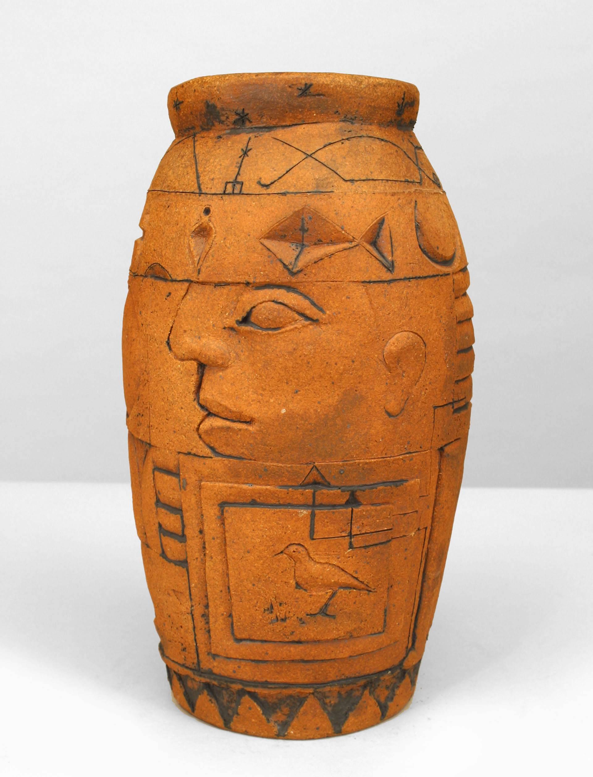 Vase en terre cuite de conception égyptienne d'après-guerre avec des hiéroglyphes en relief sculptés avec des visages, des symboles et des oiseaux (signé par ROBERT BENTLEY).
