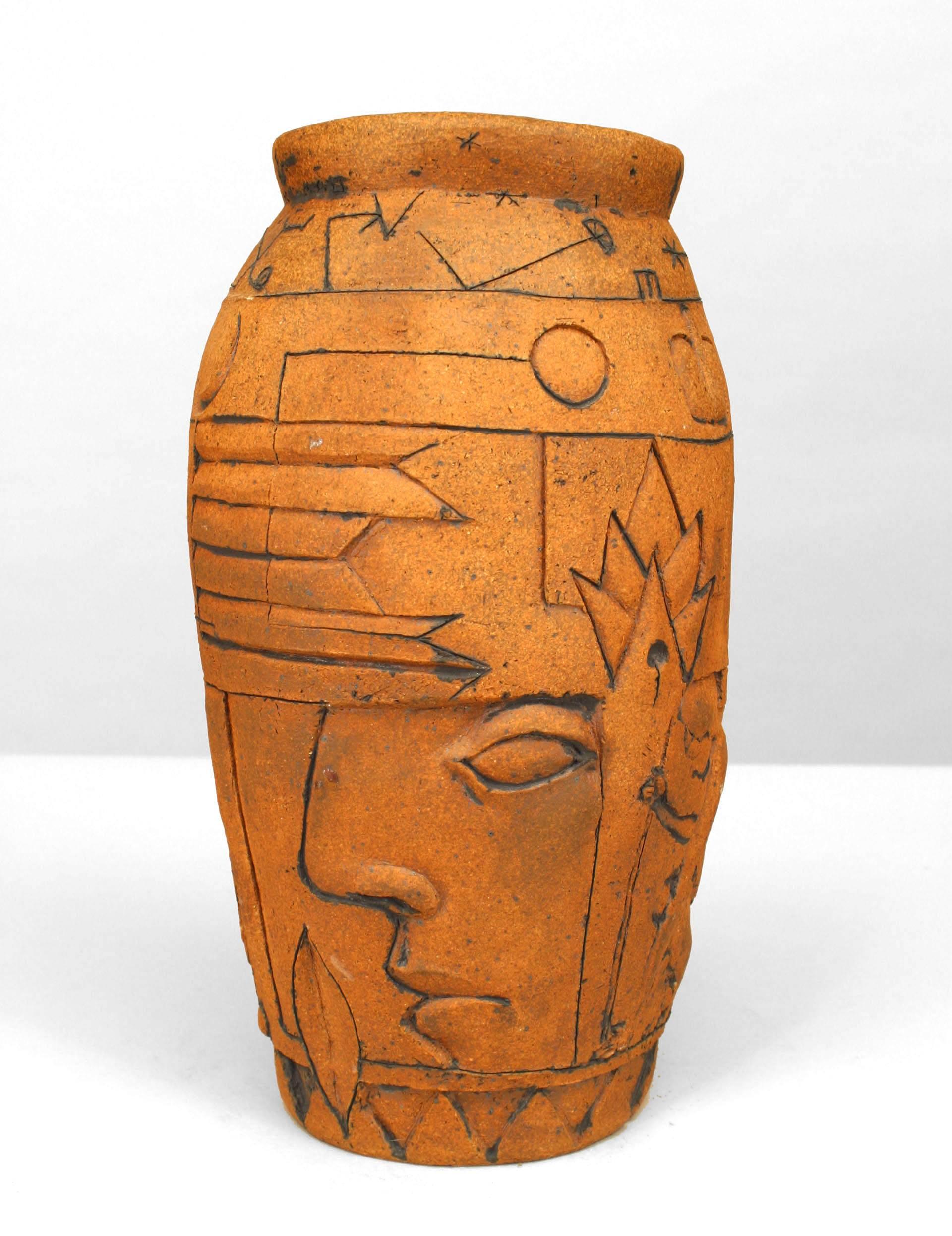 Néo-égyptien Vase américain d'après-guerre en terre cuite de style égyptien Bentley en vente