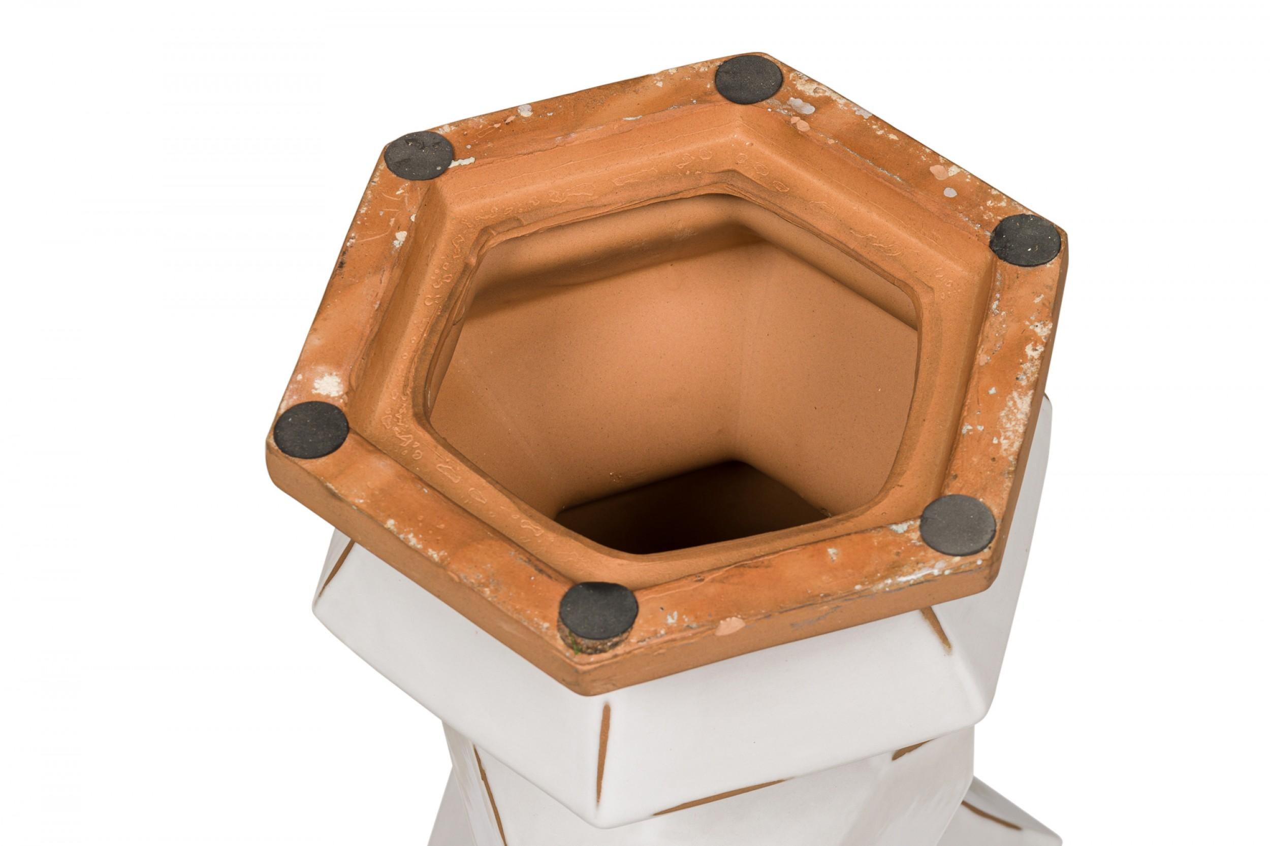 Moderno Tavolo esagonale esagonale in ceramica Contemporary White in vendita