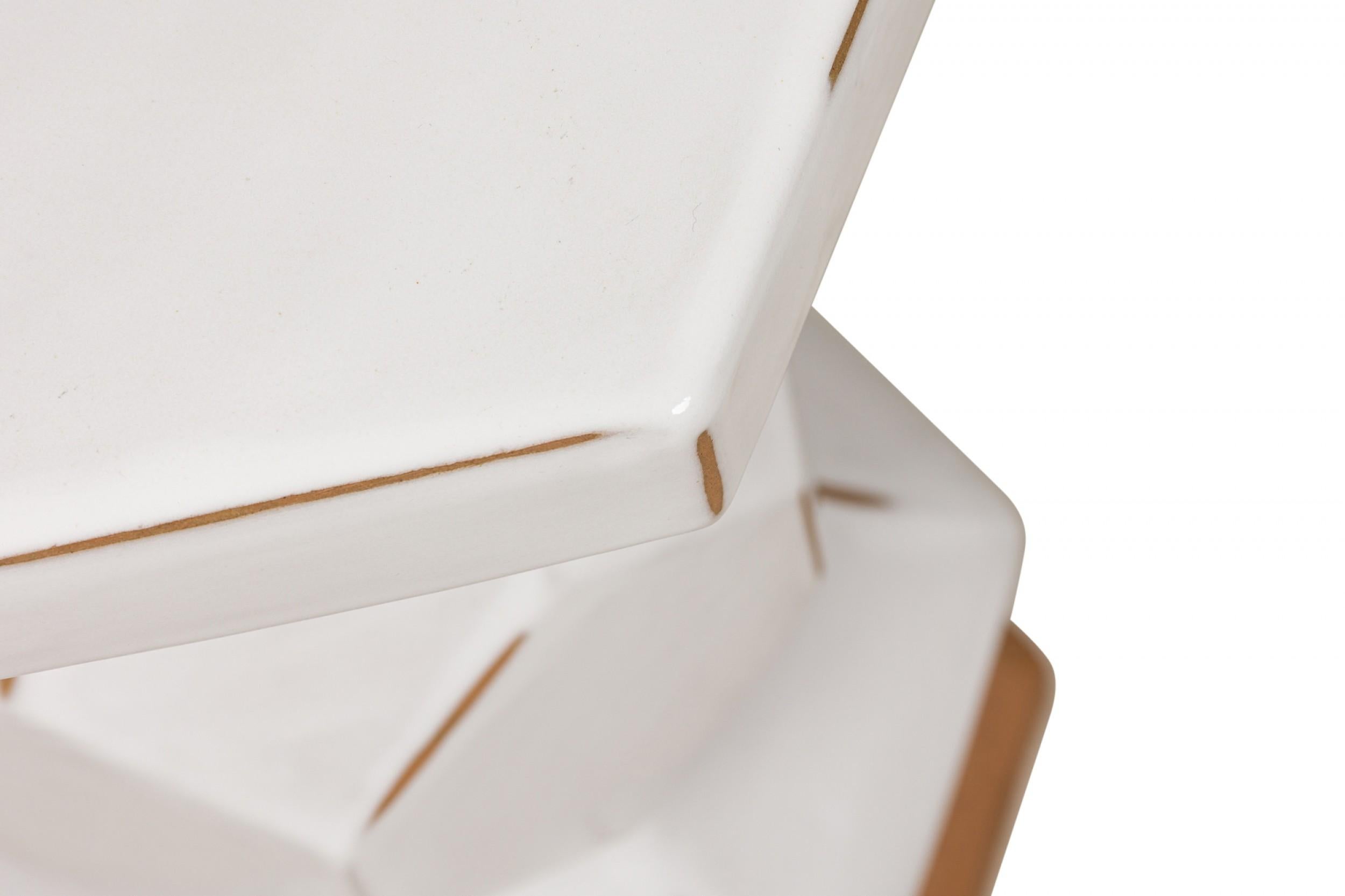 Americano Tavolo esagonale esagonale in ceramica Contemporary White in vendita