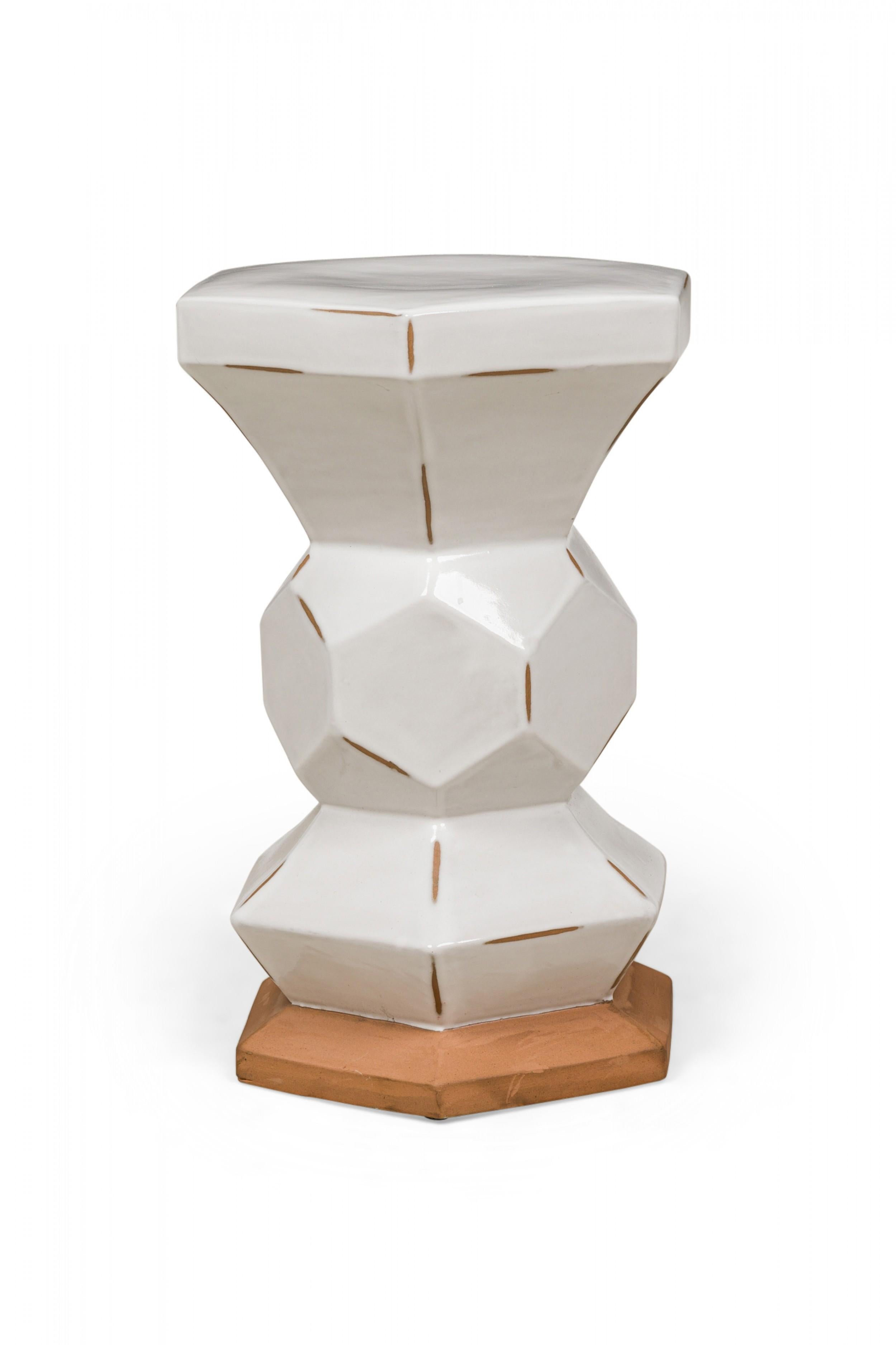 Smaltato Tavolo esagonale esagonale in ceramica Contemporary White in vendita