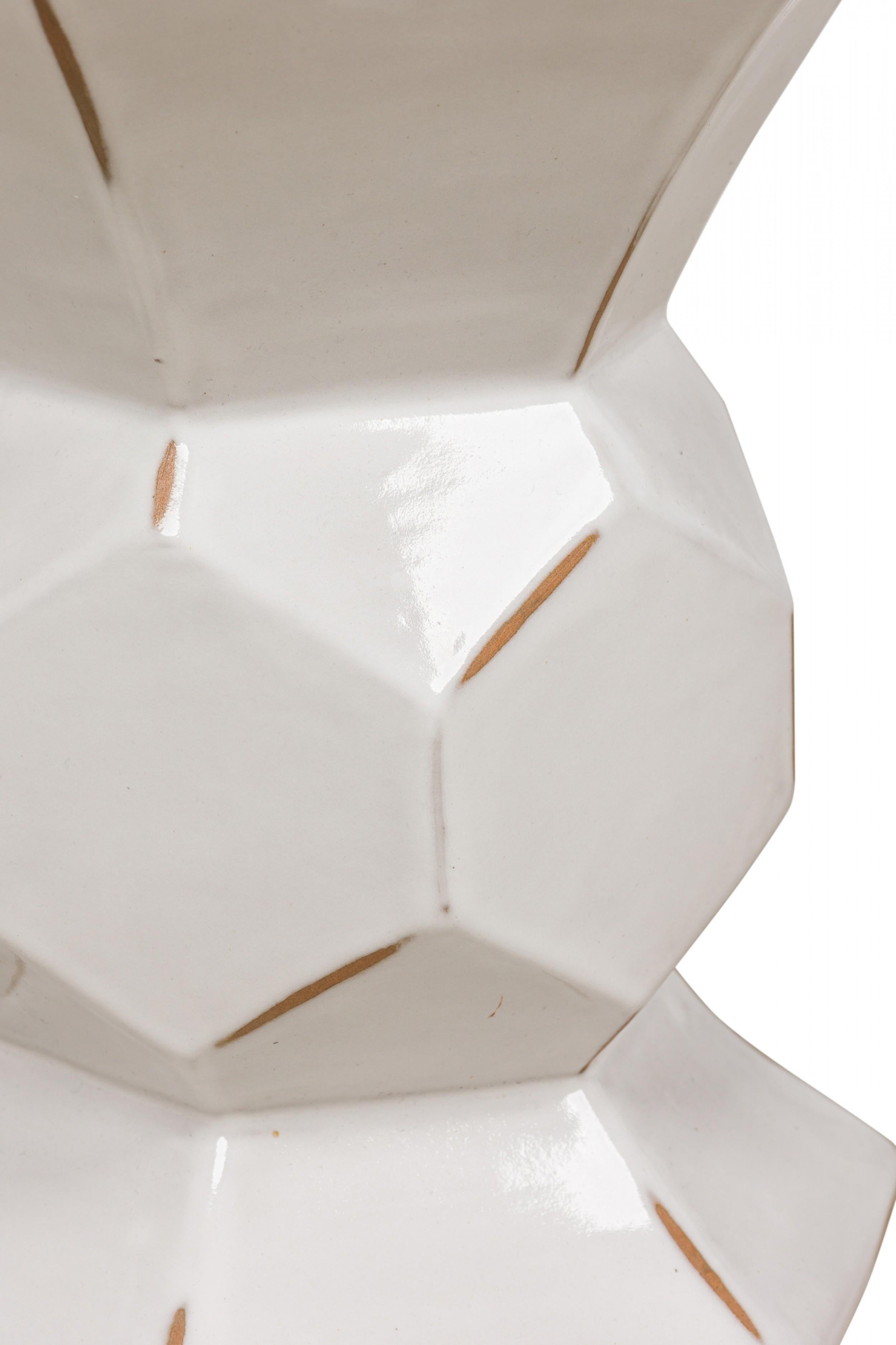 Tavolo esagonale esagonale in ceramica Contemporary White In condizioni buone in vendita a Queens, NY