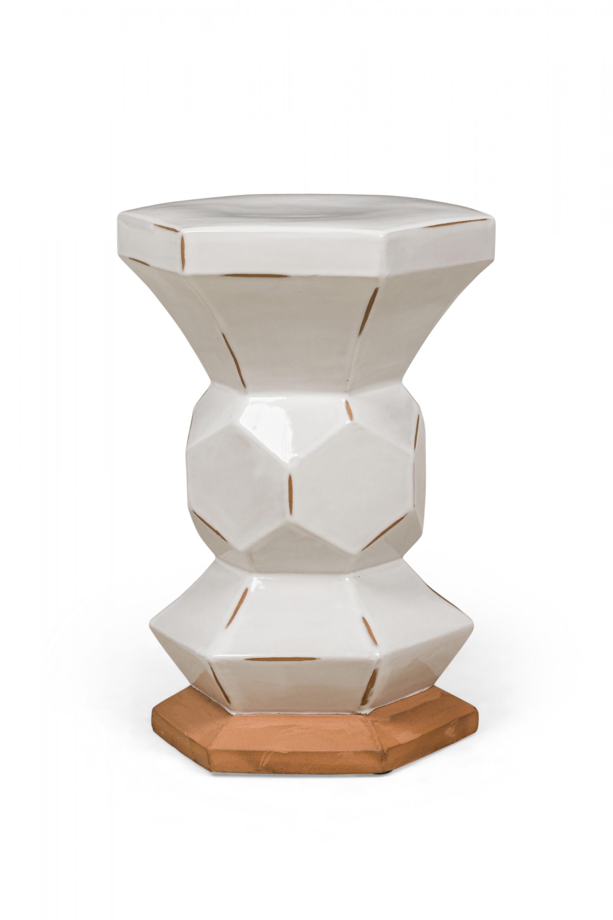 XXI secolo e contemporaneo Tavolo esagonale esagonale in ceramica Contemporary White in vendita