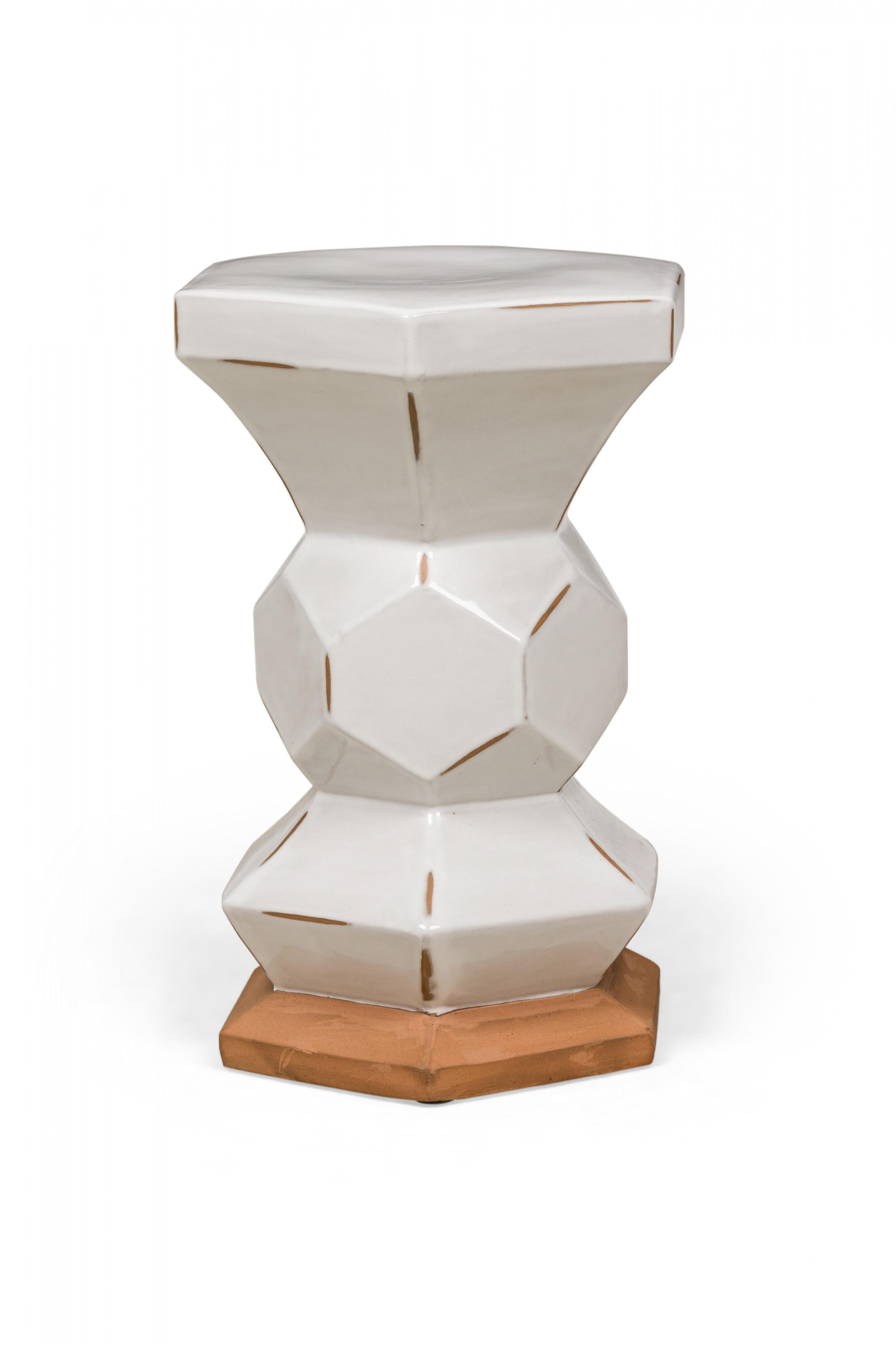 Ceramica Tavolo esagonale esagonale in ceramica Contemporary White in vendita