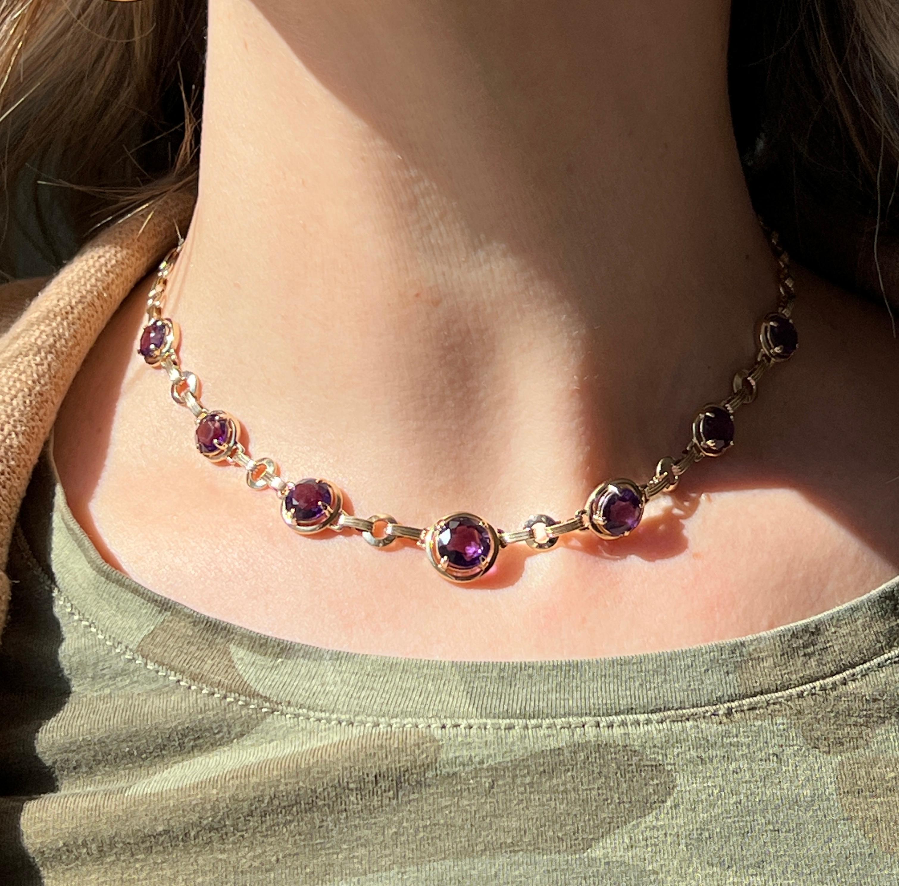 Diese Halskette aus 14-karätigem Gelbgold aus den 1980er Jahren ist ein zeitloses Schmuckstück mit sieben leuchtenden runden Amethysten zwischen 7,2 und 9 mm. Die satten violetten Farbtöne der Edelsteine kontrastieren wunderschön mit dem warmen