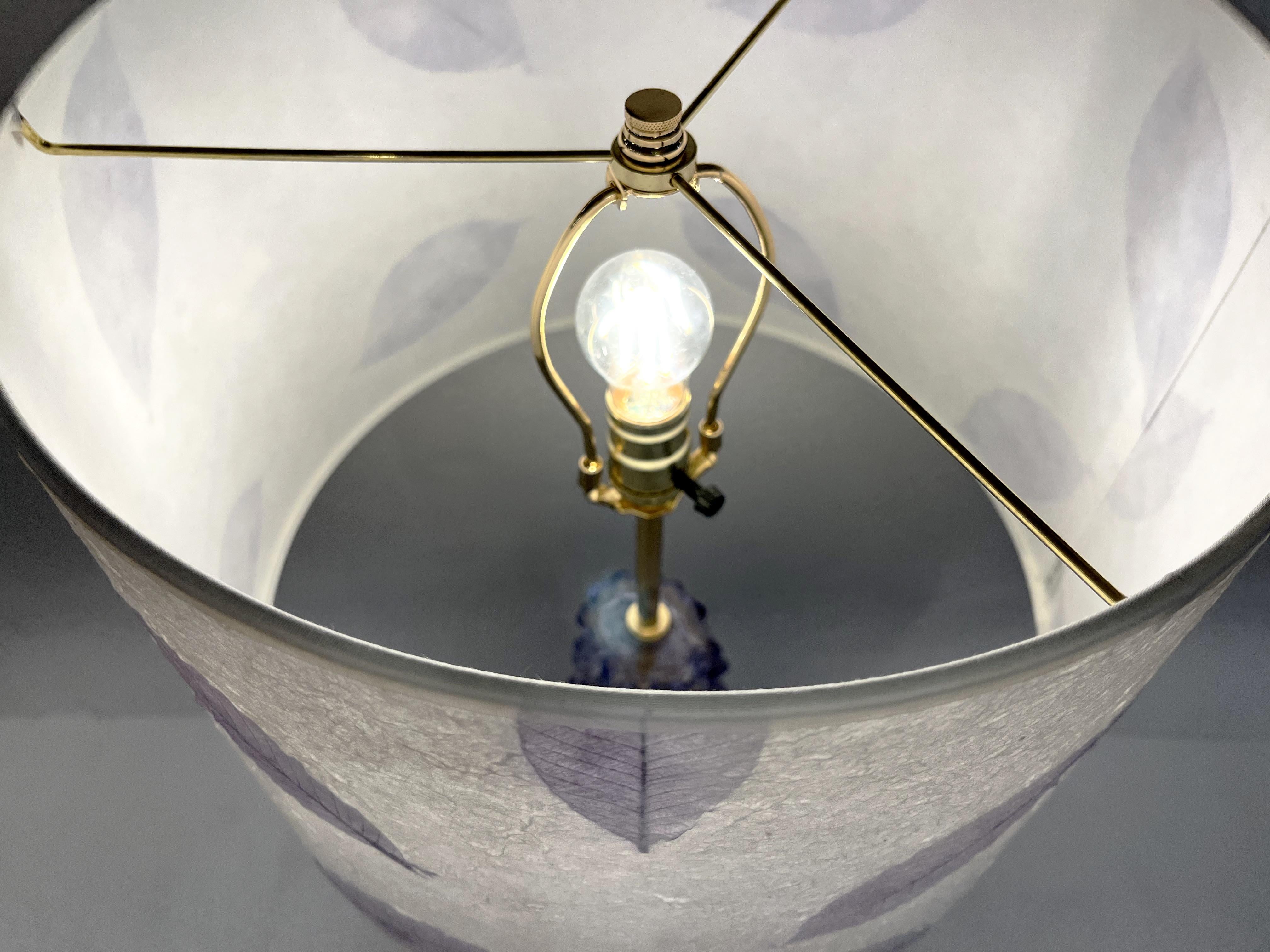 Zeitgenössisches Paar Amethyst-Lila-Muranoglas-Lampen aus Messing mit maßgefertigtem Schirm im Angebot 4