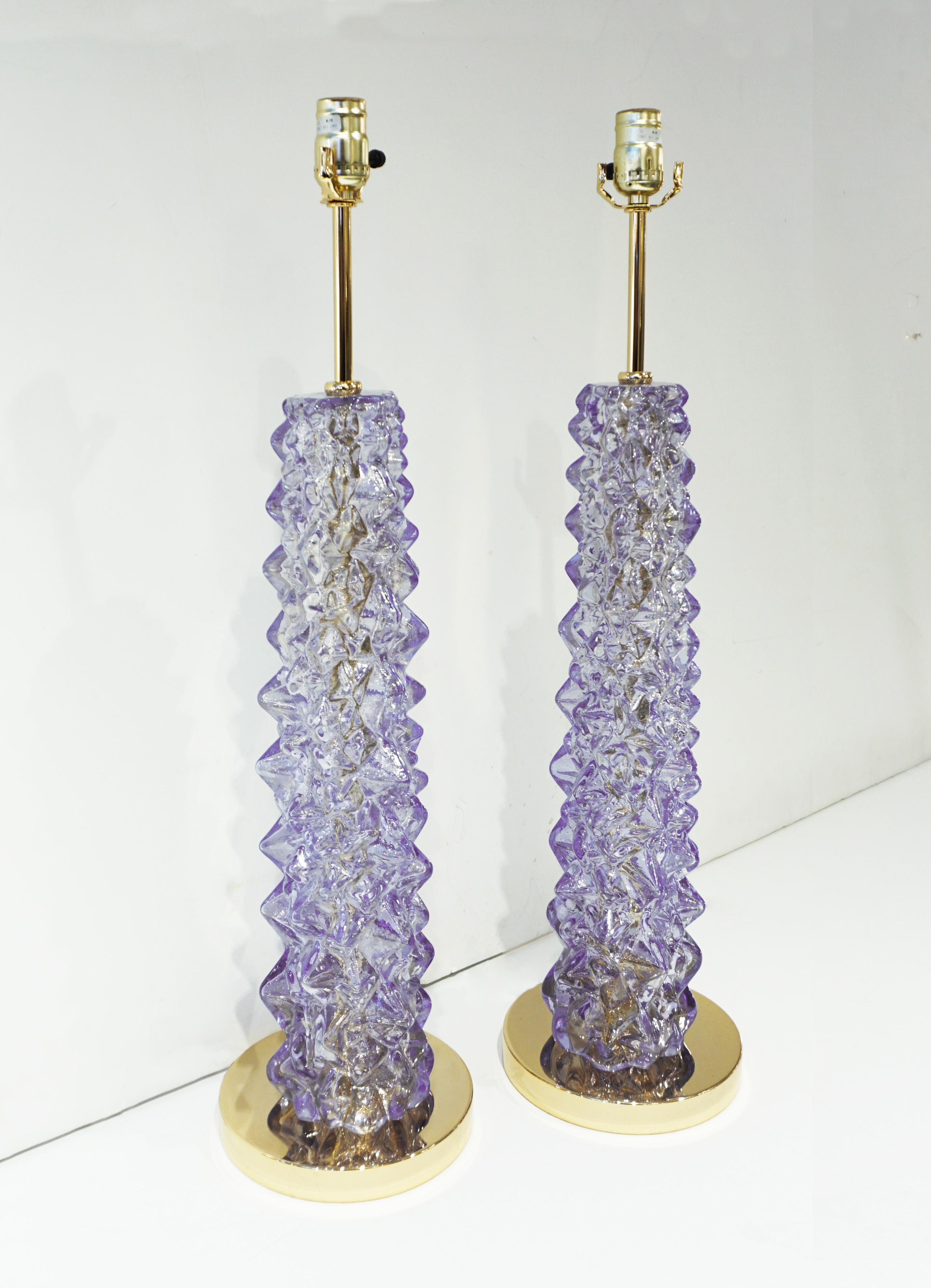 Zeitgenössisches Paar Amethyst-Lila-Muranoglas-Lampen aus Messing mit maßgefertigtem Schirm (Italienisch) im Angebot