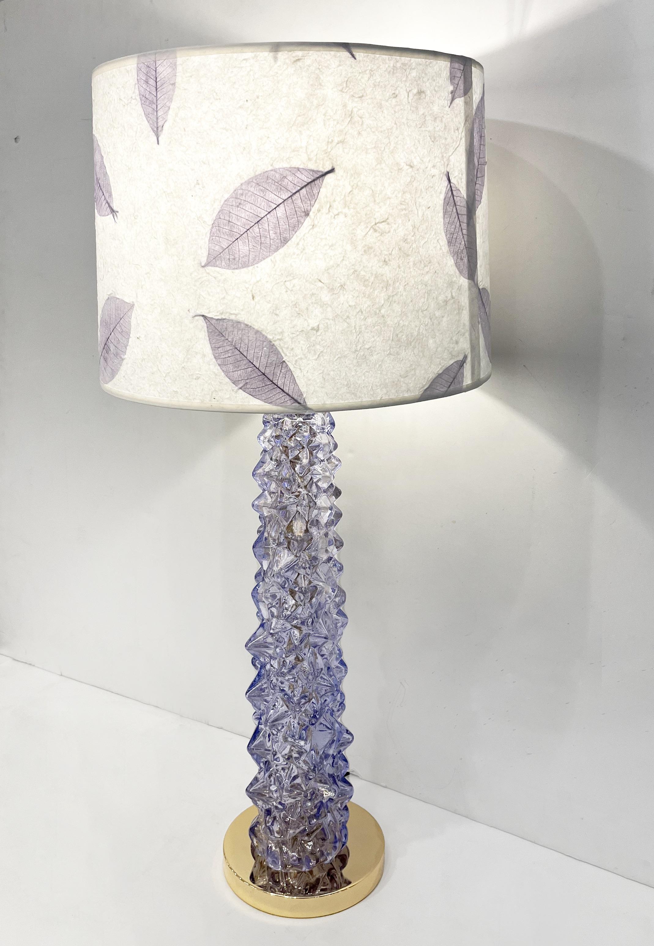 Zeitgenössisches Paar Amethyst-Lila-Muranoglas-Lampen aus Messing mit maßgefertigtem Schirm (Handgefertigt) im Angebot