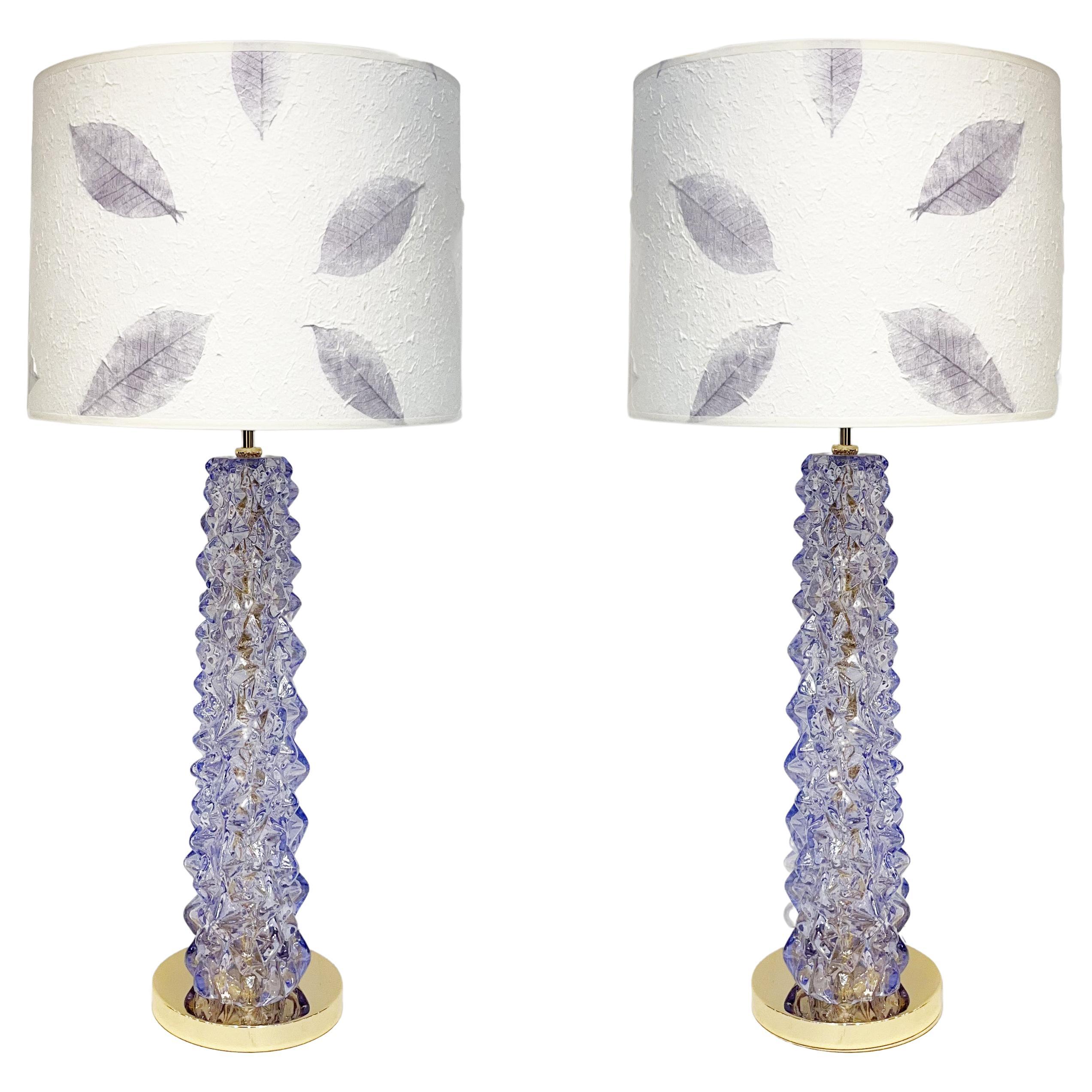 Zeitgenössisches Paar Amethyst-Lila-Muranoglas-Lampen aus Messing mit maßgefertigtem Schirm