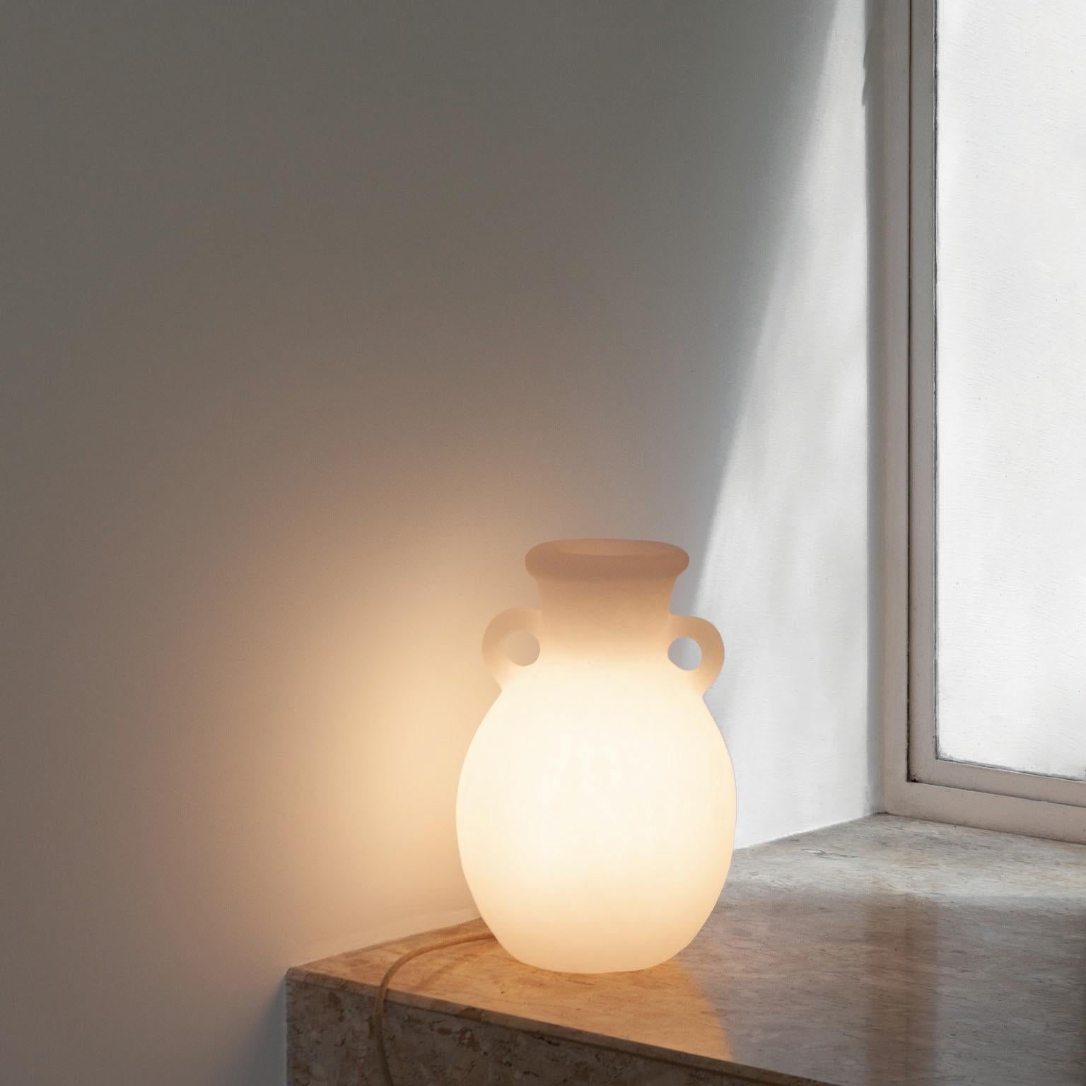 Cette lampe contemporaine Amphora en résine a été méticuleusement fabriquée à la main par des maîtres artisans, une pièce à la fois. Il est donc très difficile, voire impossible, de fabriquer des articles identiques. Les projets sont basés sur une