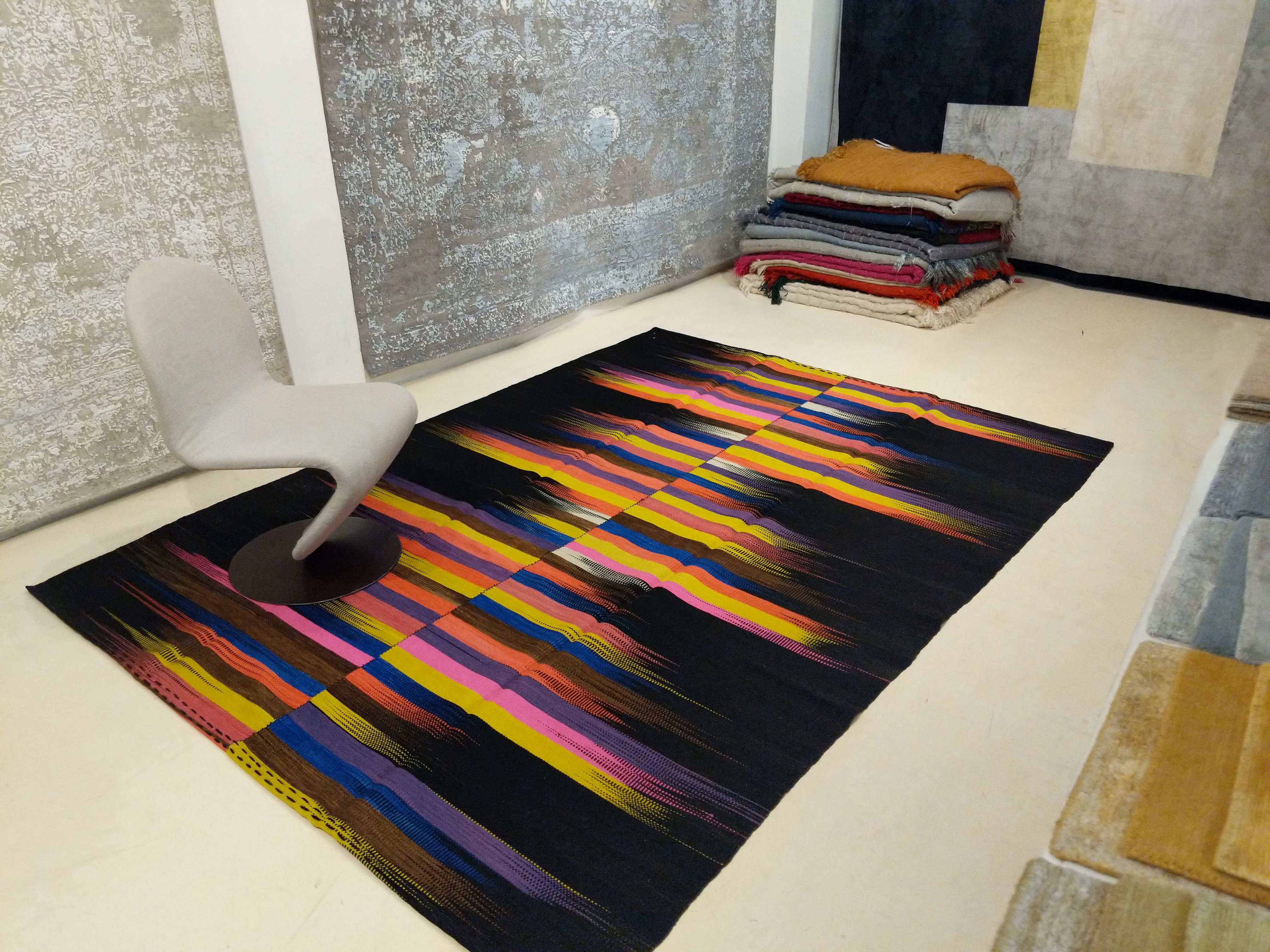 Contemporary Anatolian Kilim Rug with Polychrome Flame Pattern on a Black Ground In New Condition For Sale In Milan, IT