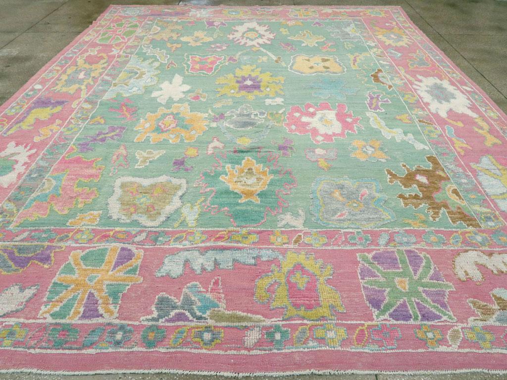 Zeitgenössischer und farbenfroher türkischer Souf Oushak Teppich in Raumgröße in Rosa und Grün (Handgewebt) im Angebot